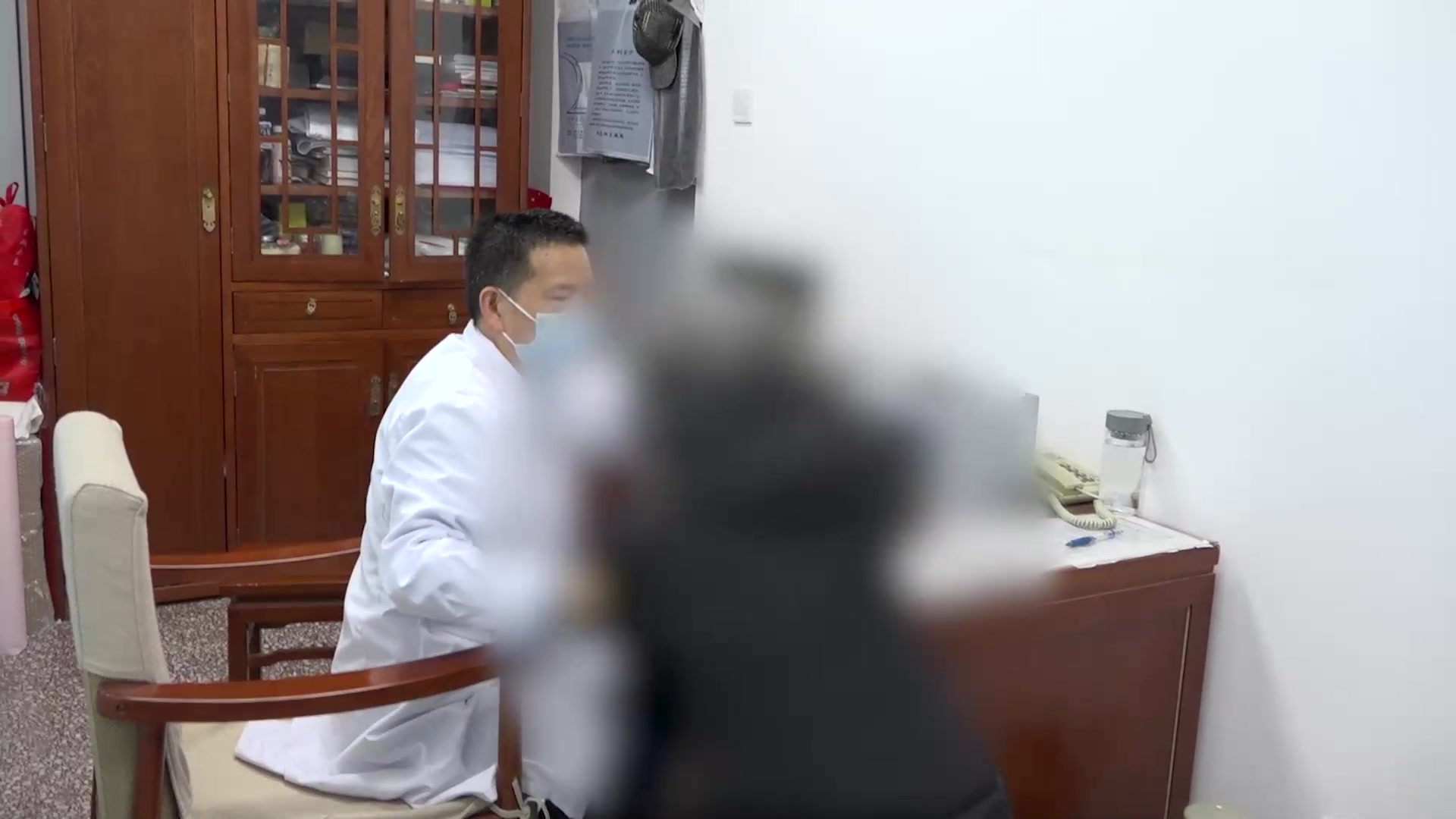 肾气不足清阳不升：70岁女性眼部术后眼皮无力伴全身不适的针灸升提法