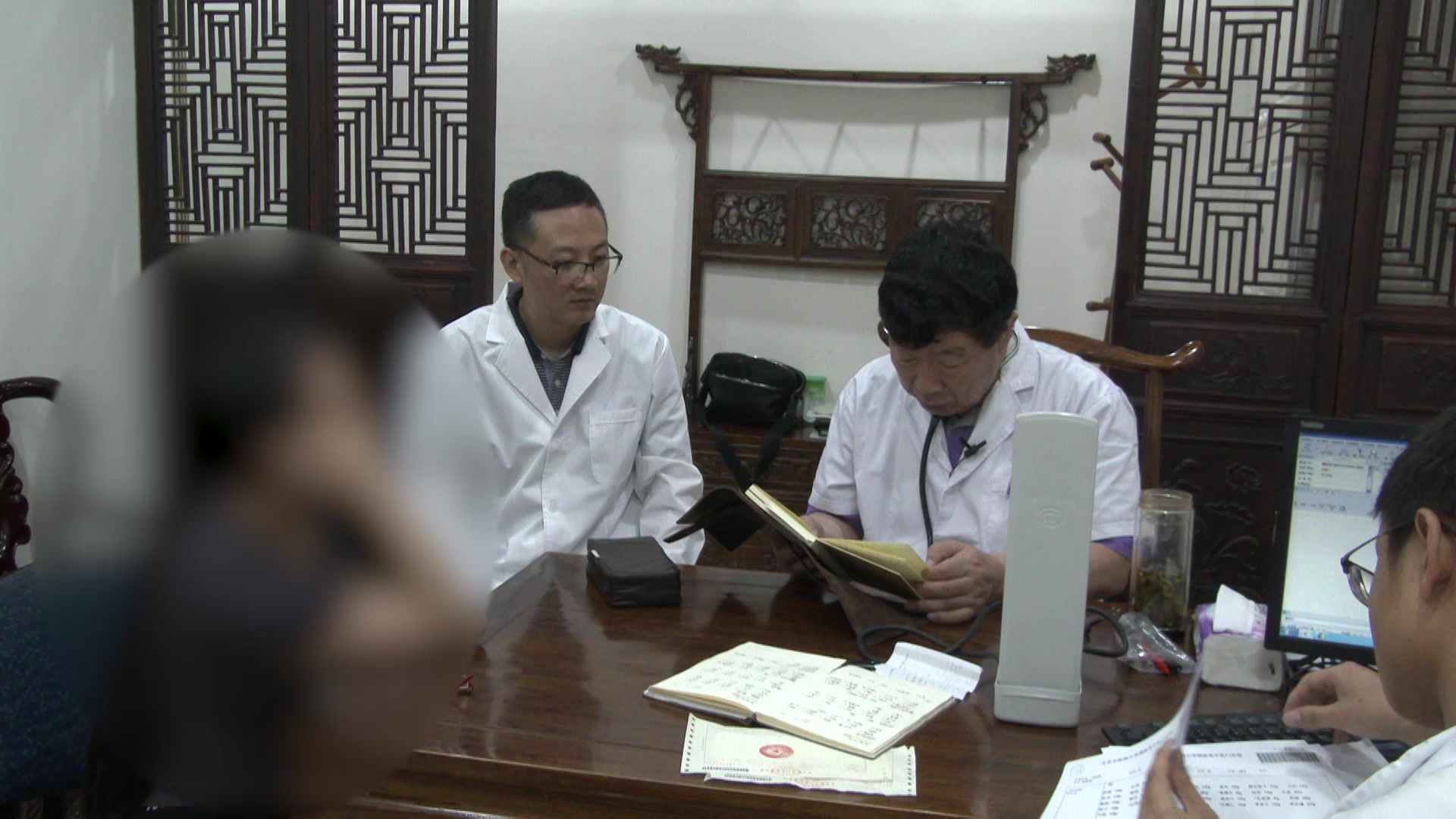阴虚火旺湿浊痹阻：50岁女性高血压失眠腿痛的滋肾宁心祛湿法