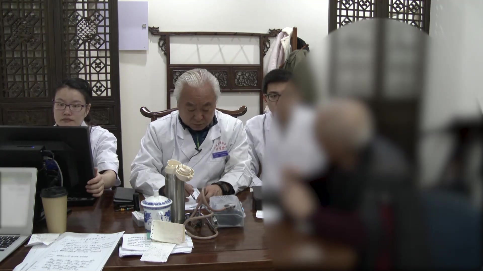 肝热脾寒：67岁男性胆结石反复发作的清肝温脾法
