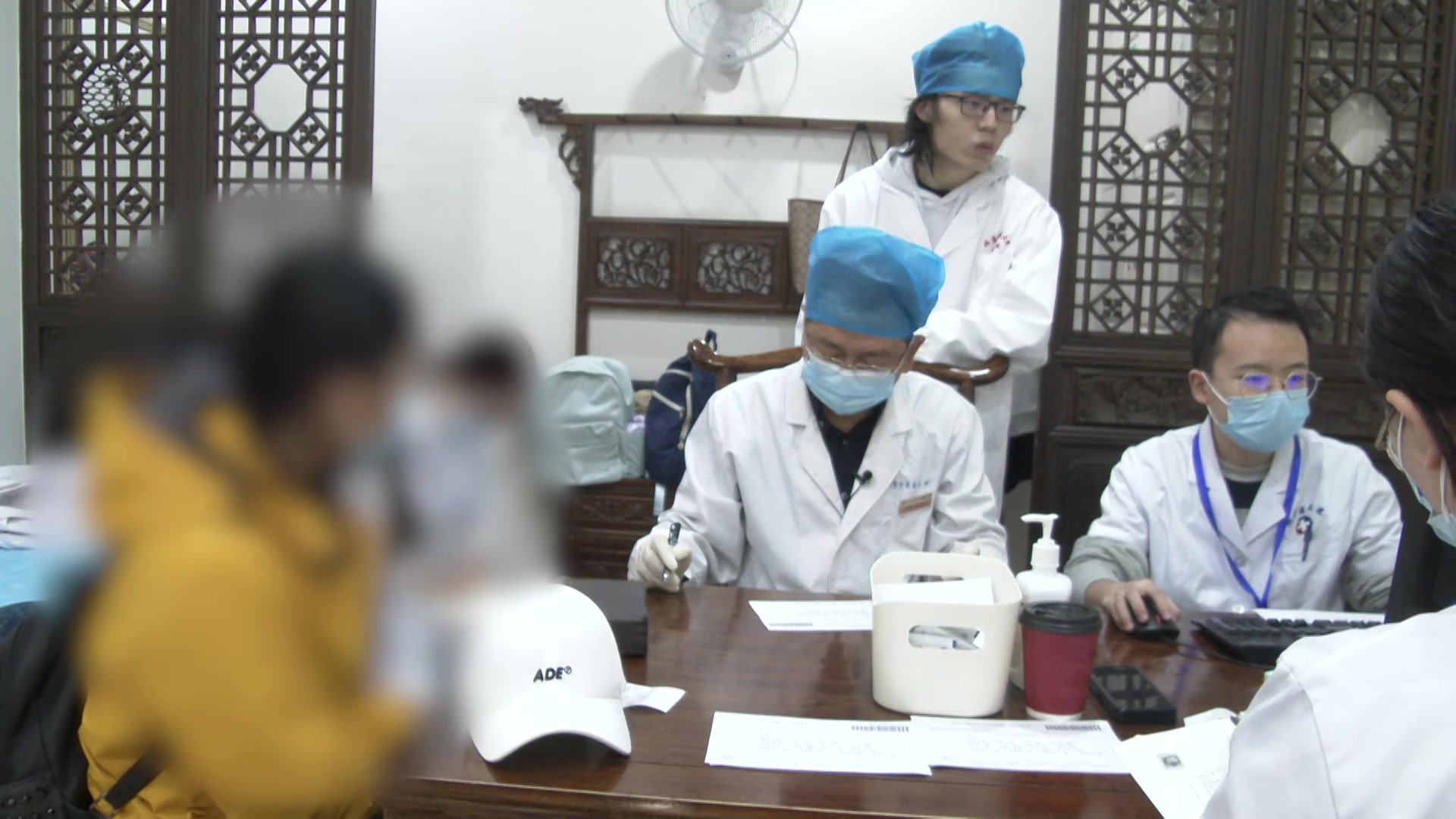 脾胃虚寒升降失司：31岁女性胃胀大便不畅的温运升清降浊法