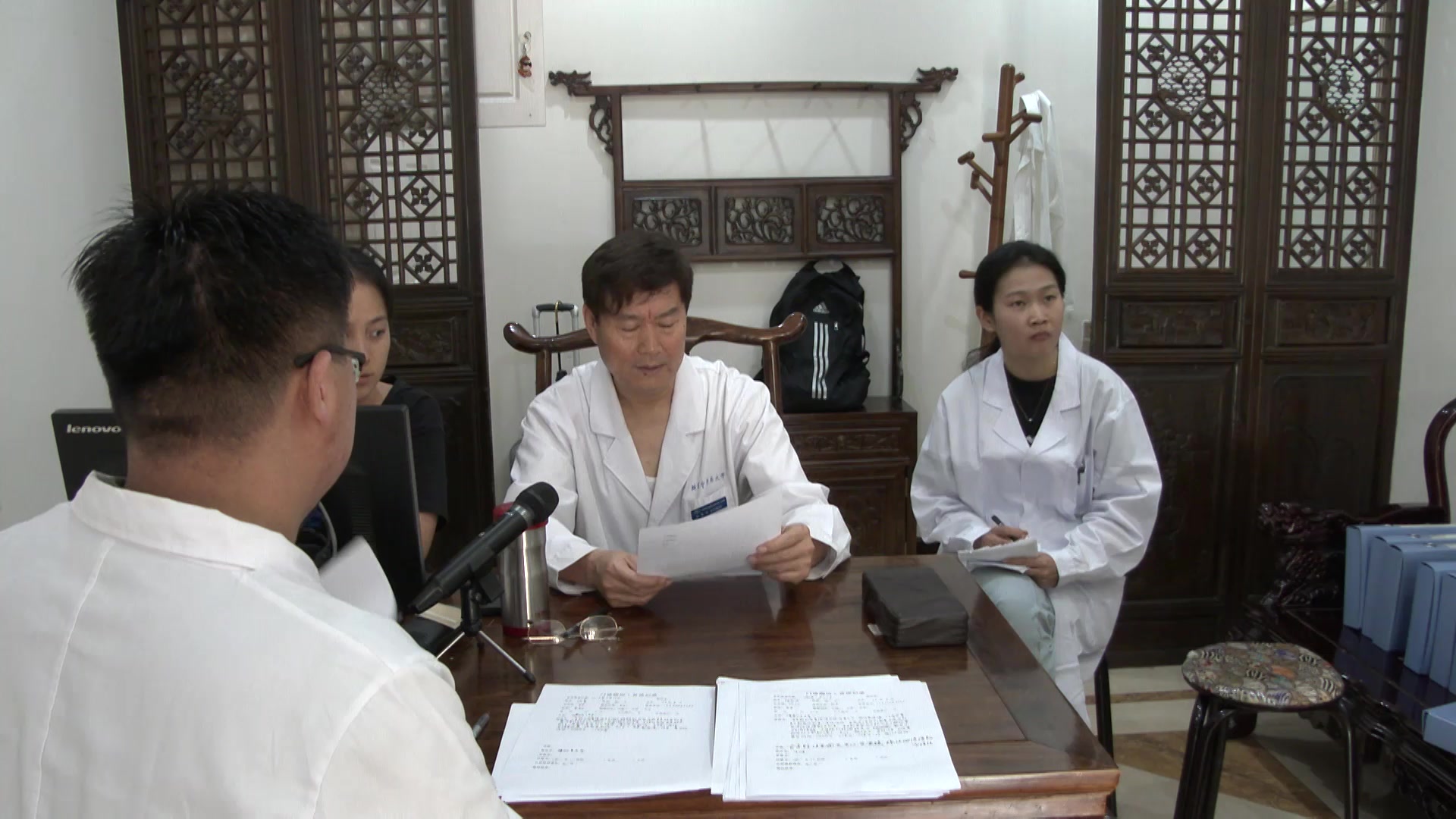 肝肾亏虚寒瘀阻络：50岁男性腰椎间盘突出腰痛的下肢放射痛的中医辨治