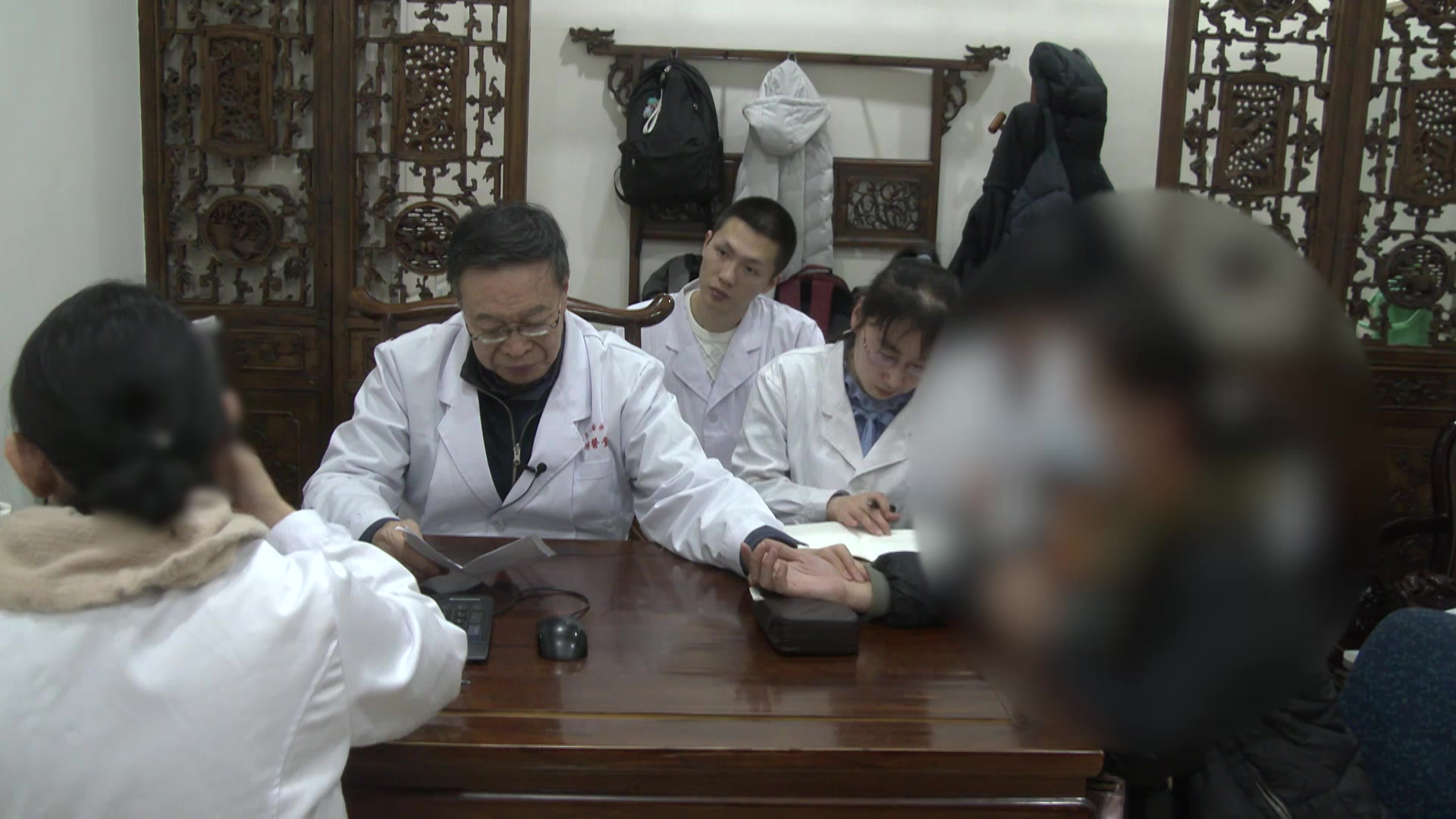 外感风寒痰气痹阻：33岁肾炎患者感冒后尿蛋白升高的急则治标法