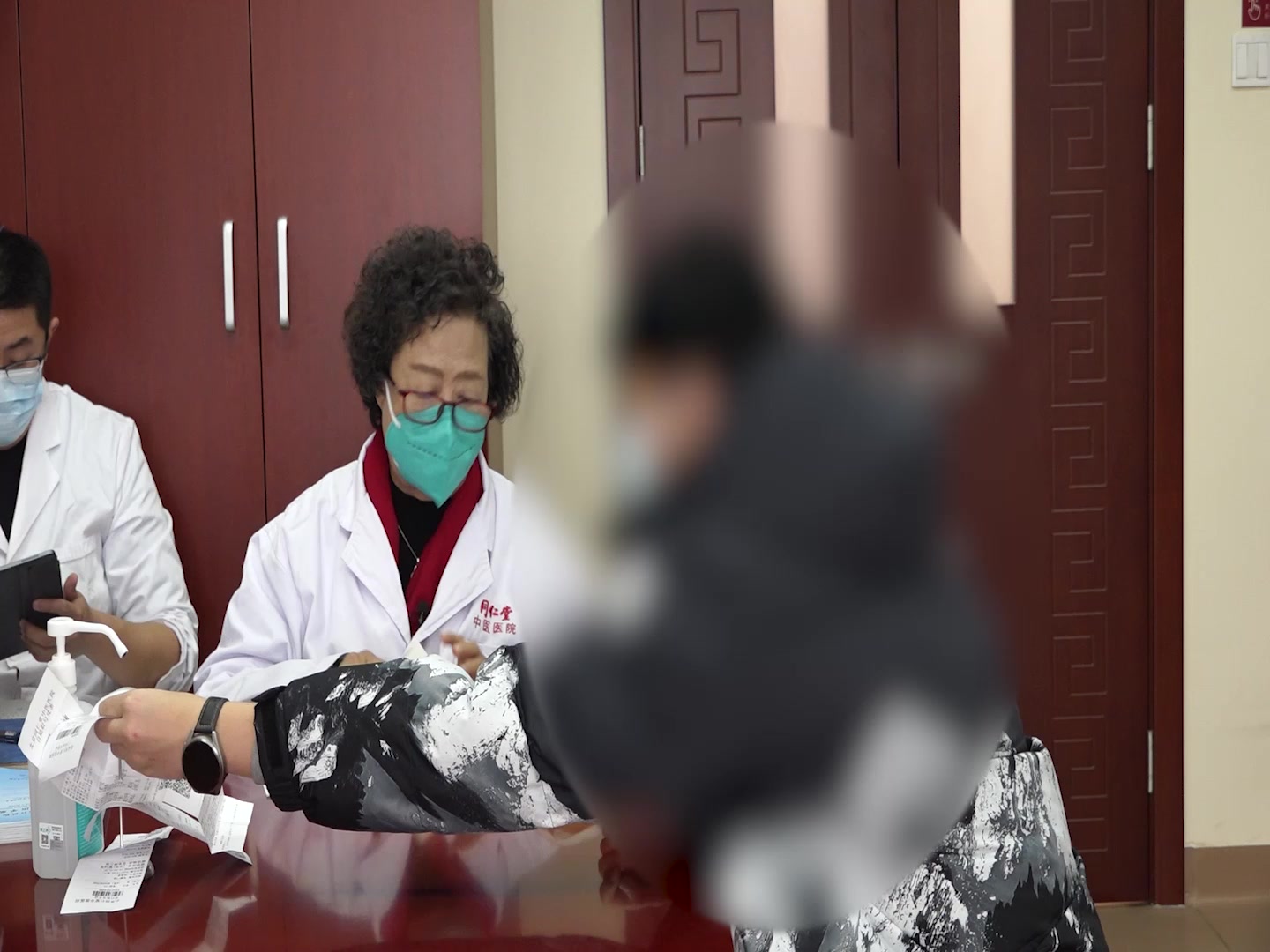肝郁脾虚湿热内蕴：14岁男孩大便黏腻头痛的疏肝化湿法