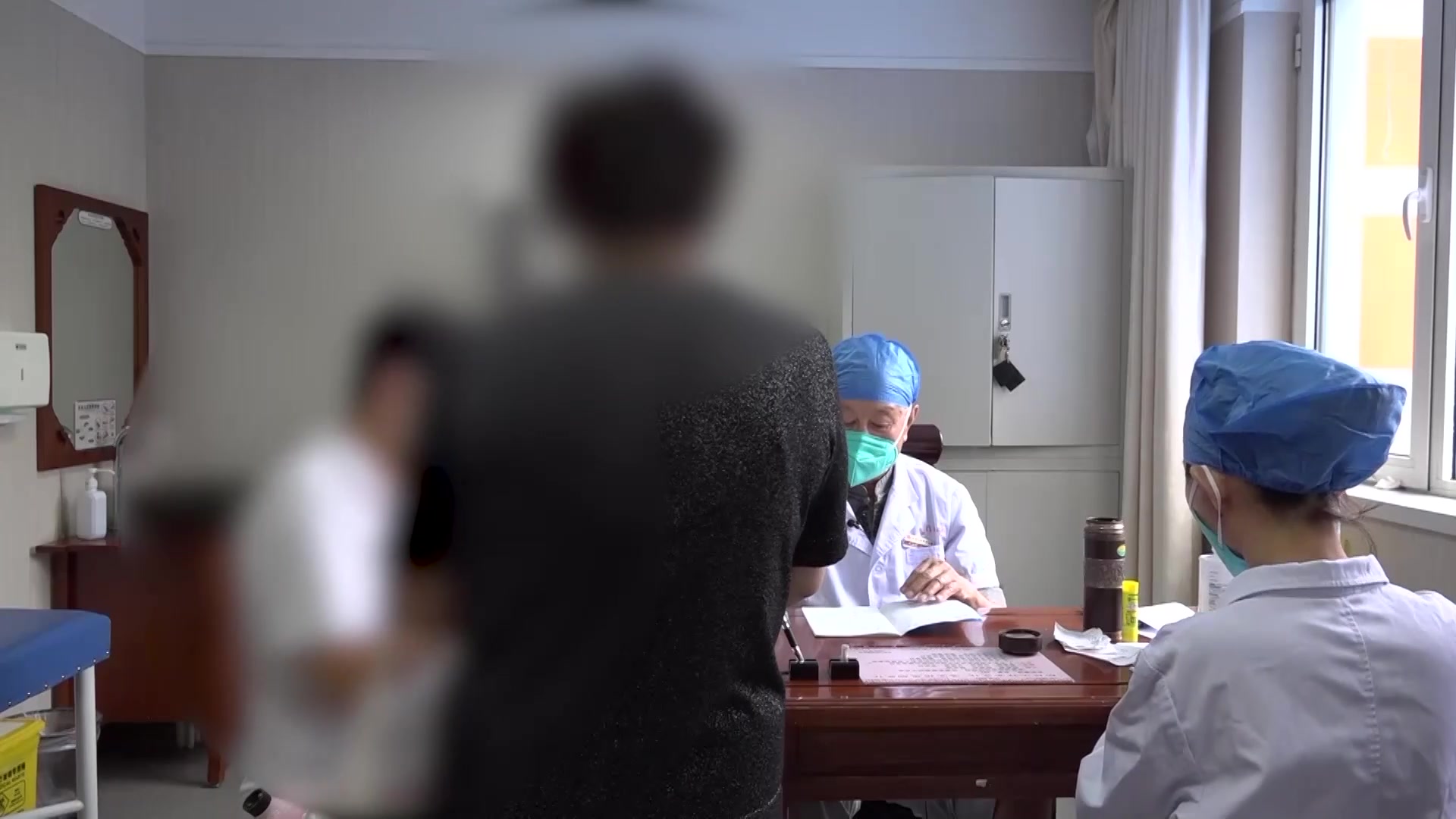 湿热中阻肝郁血瘀：38岁男性萎缩性胃炎脘腹冷痛的清热化湿活血法