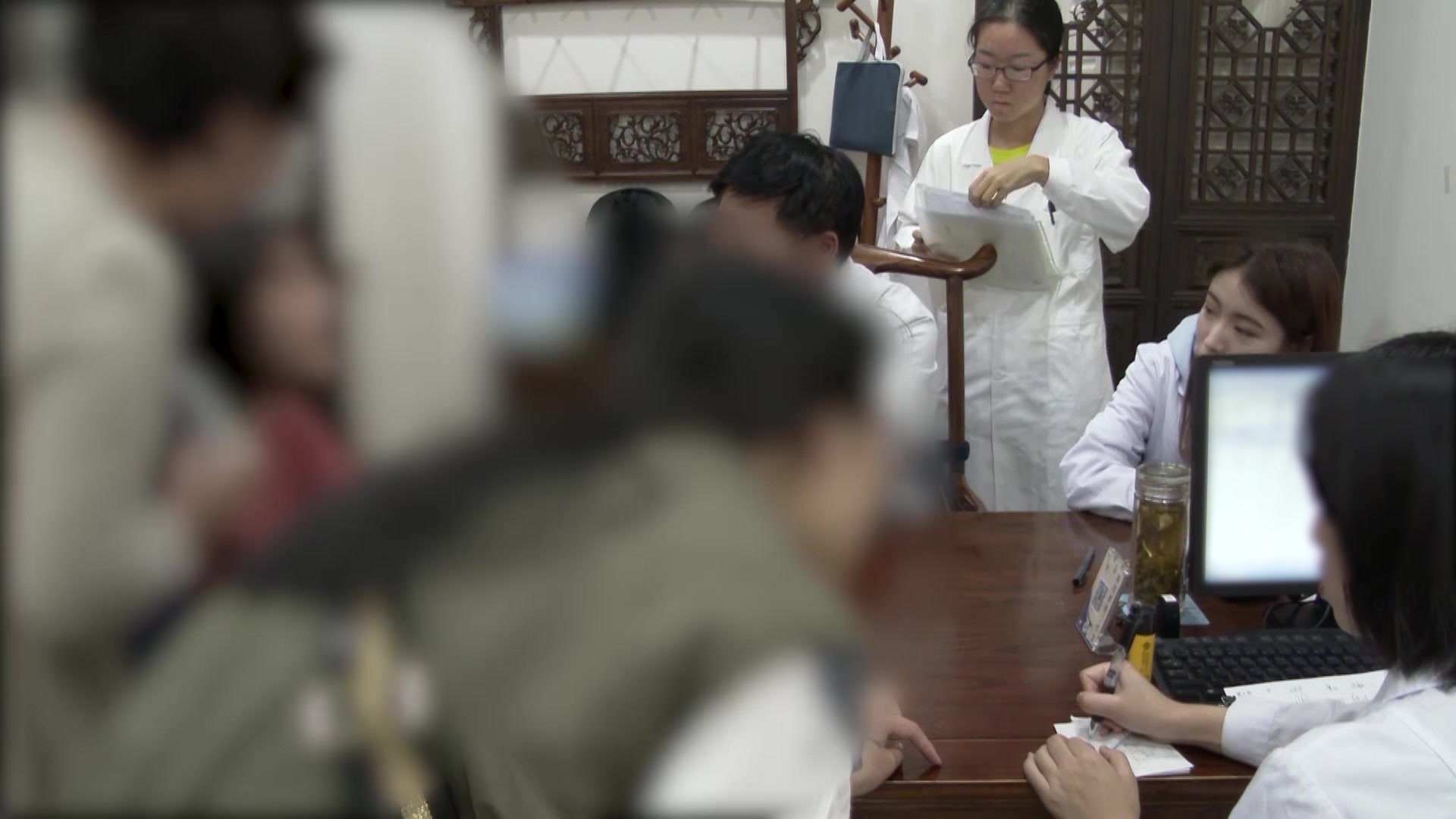 上热下寒：20岁女痛经呕吐伴湿疹失眠的清上温下调经思路