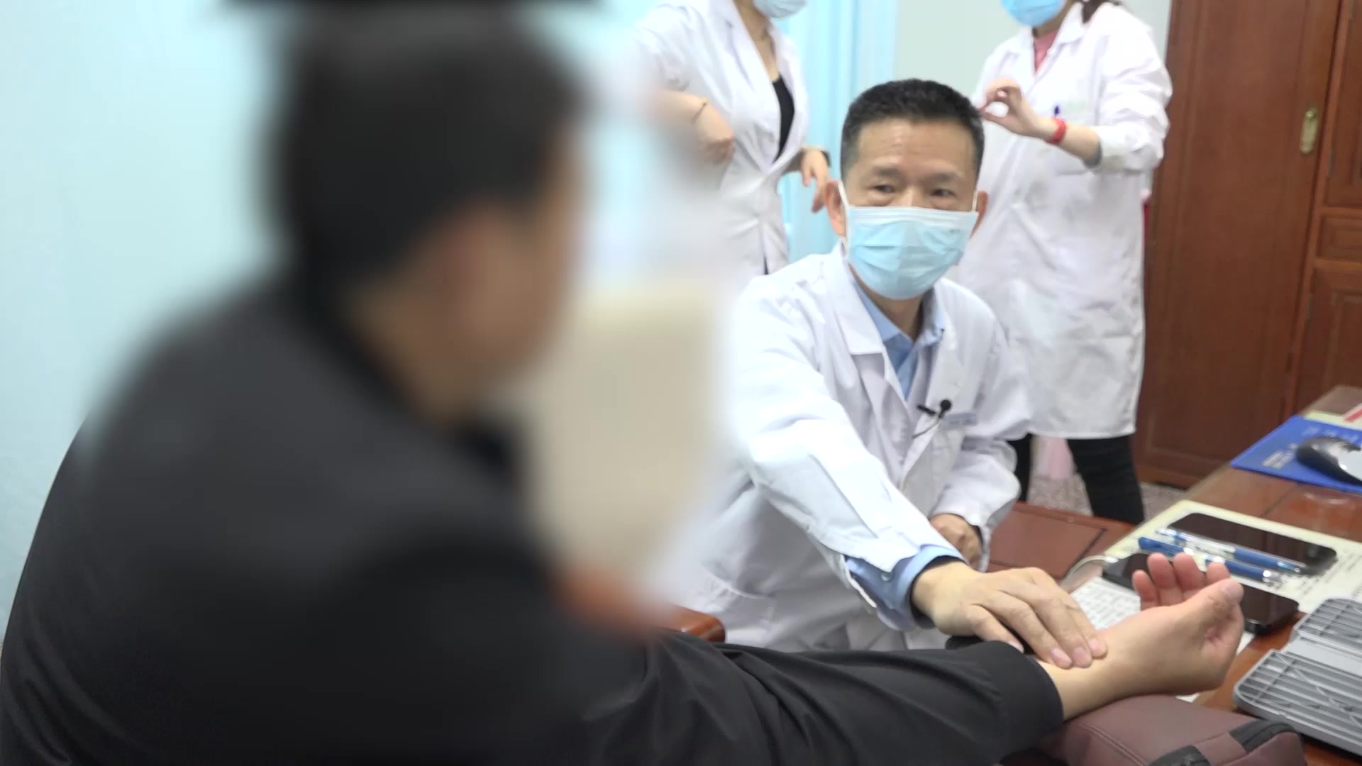 肝郁气滞脾胃不和：58岁男性肝大坠胀缓解后腹胀的疏肝和胃针法