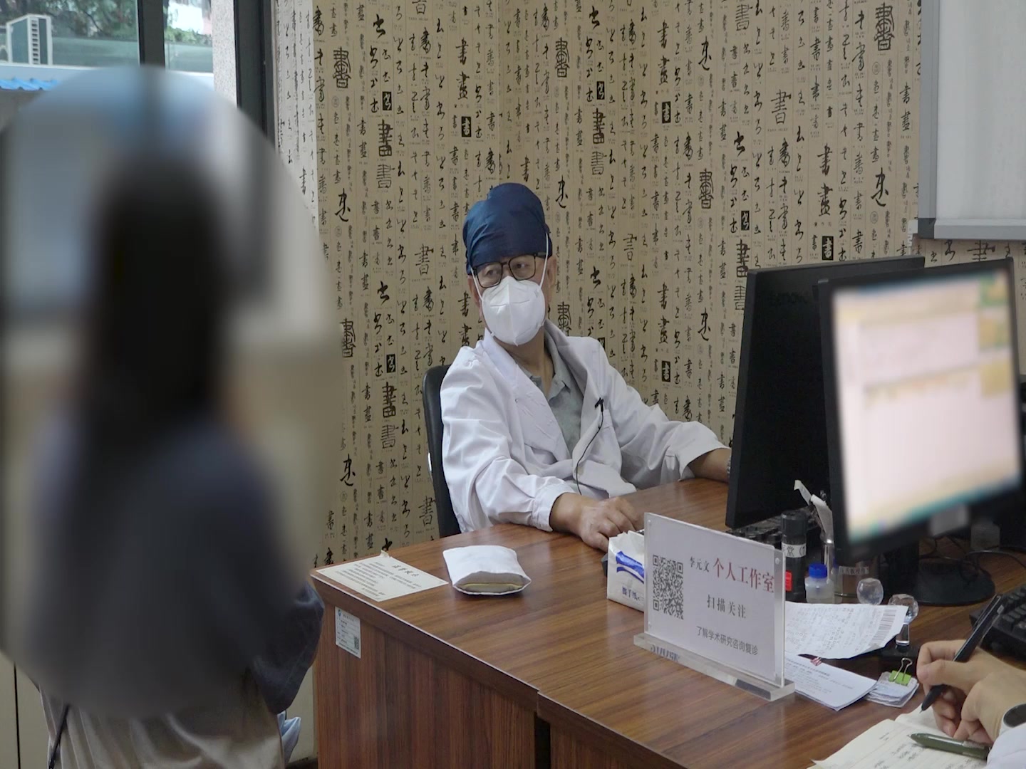 湿热内蕴兼宫寒血瘀：22岁特应性皮炎患者复诊的清上温下调经法