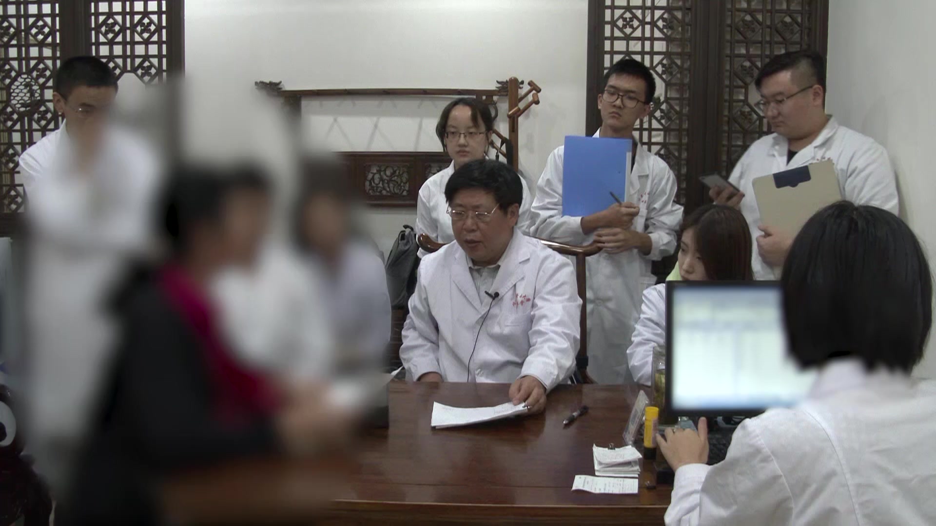 上热下寒肝郁气滞：68岁女性结肠胀痛20年的四逆散清上疏肝法