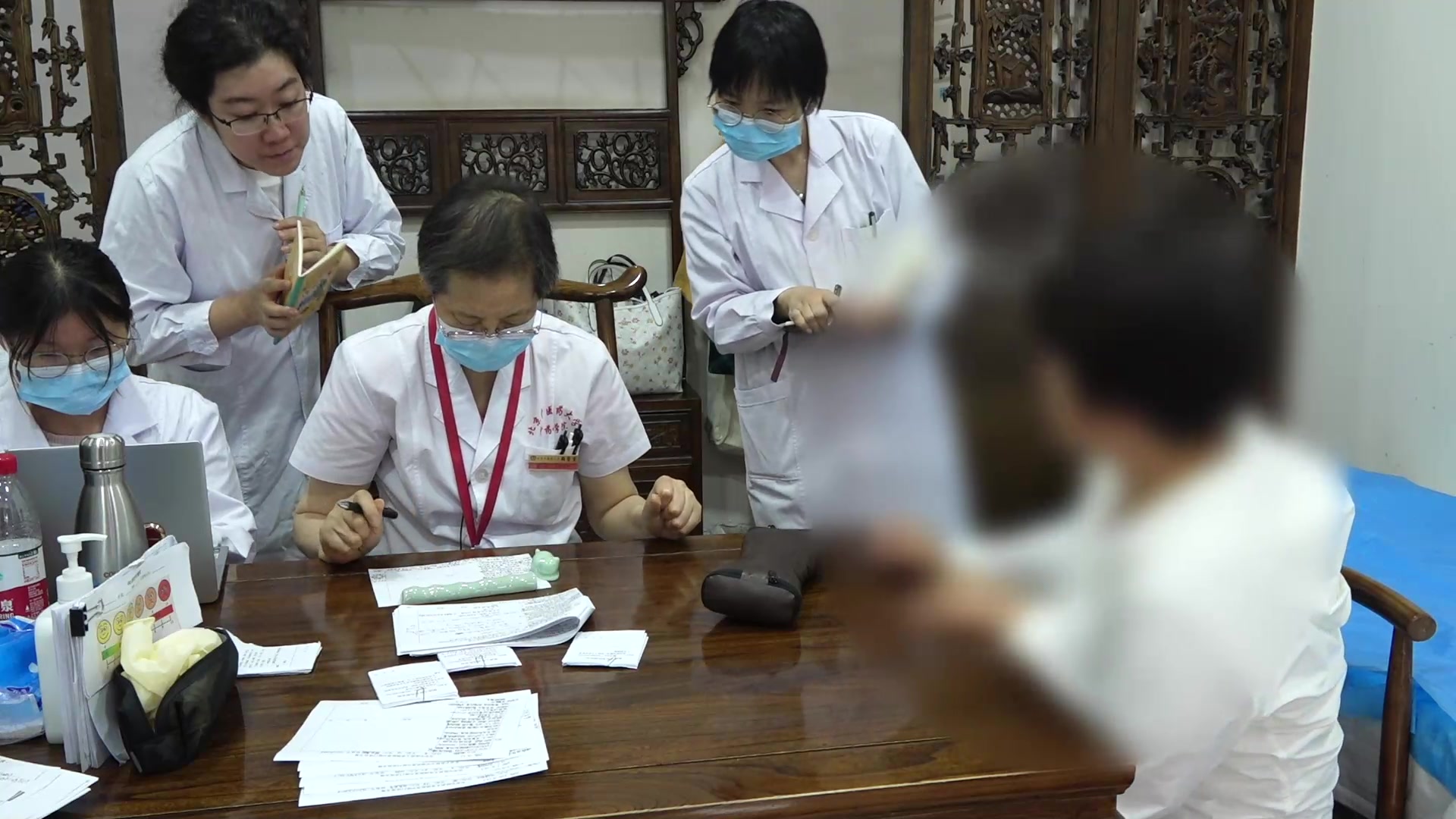 湿热阻络，筋脉失养：53岁女性湿疹后关节疼痛的通络安神法