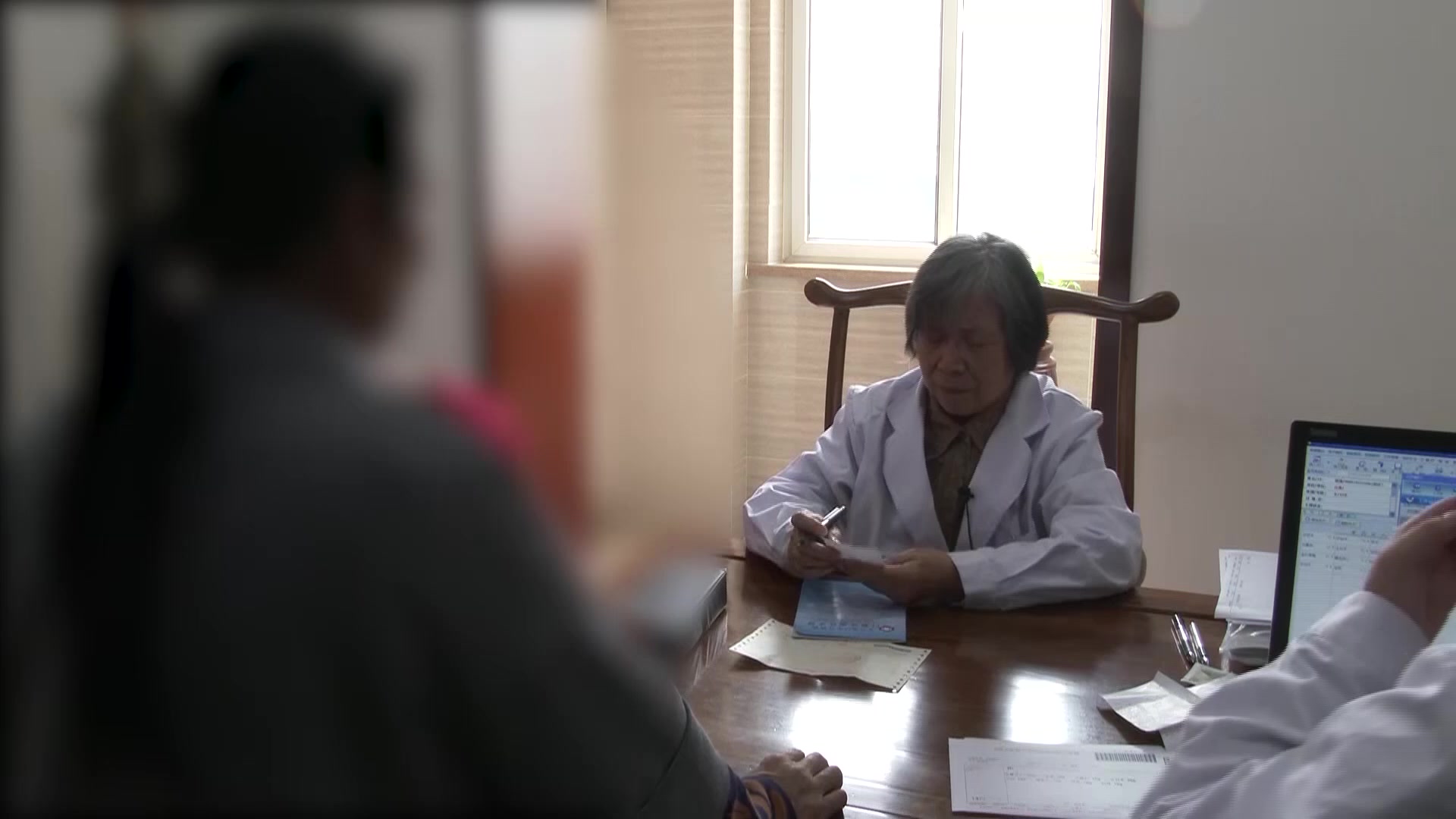 痰湿内盛瘀血阻络：53岁肥胖女性高血压伴腰痛的中药调理与生活方式干预