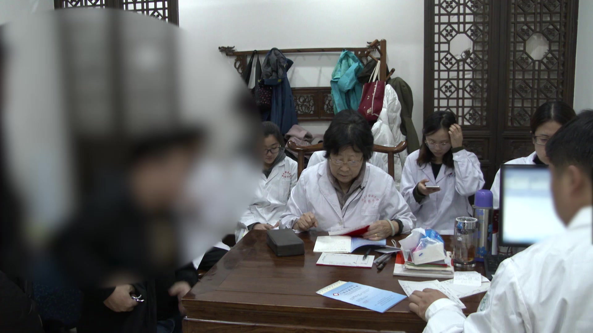 脾胃虚寒湿热内蕴：37岁慢性腹泻患者的温清并用法