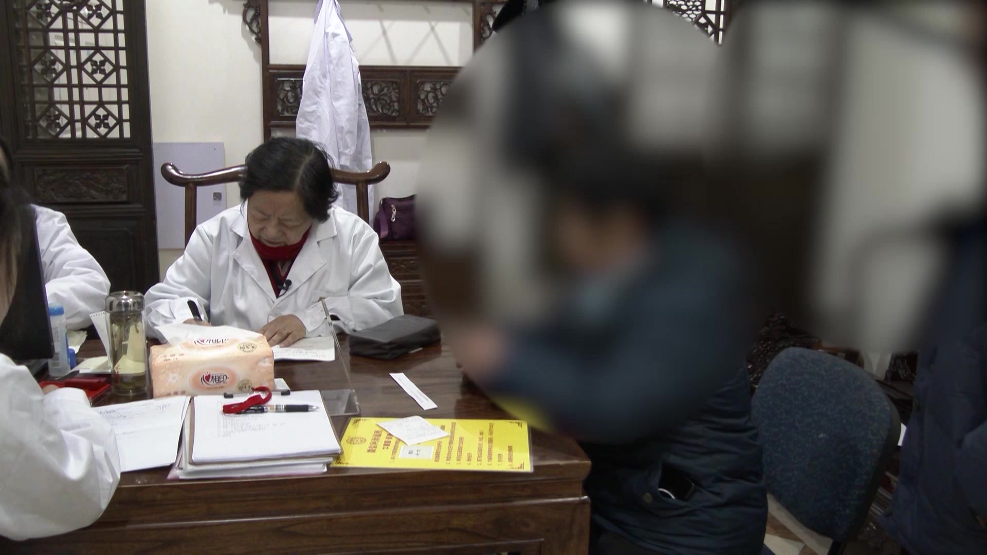 冲任虚寒水湿内停：54岁更年期水肿闭经的温阳散寒法