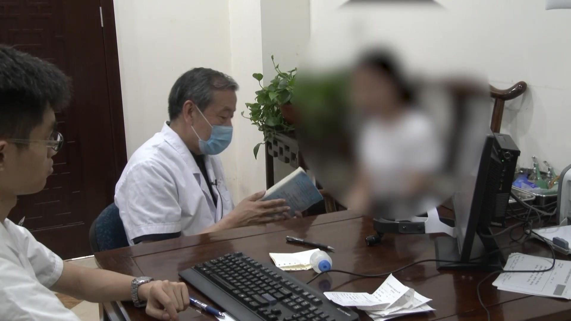 脾虚湿蕴、郁火上炎：26岁女性唇炎反复发作的健脾清解法
