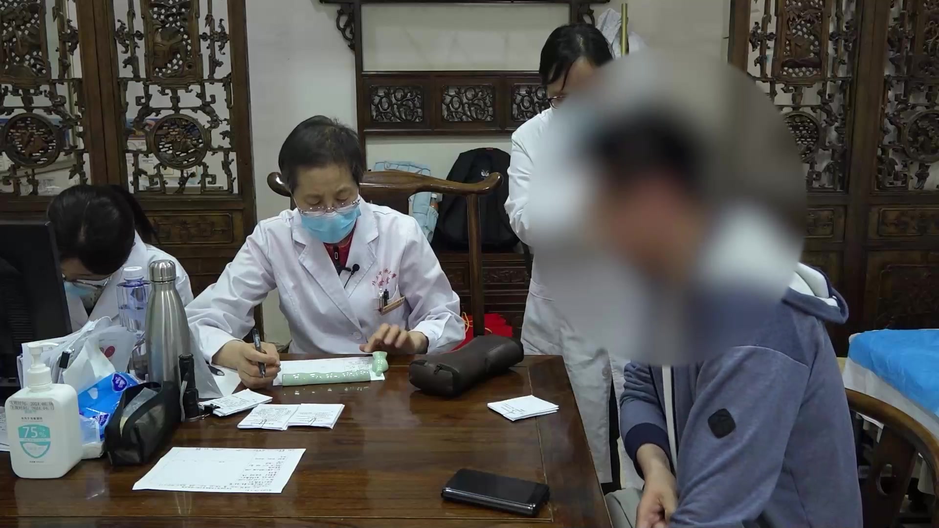 湿热瘀毒蕴结：36岁男性痤疮密集色暗的清热散瘀内外合治法