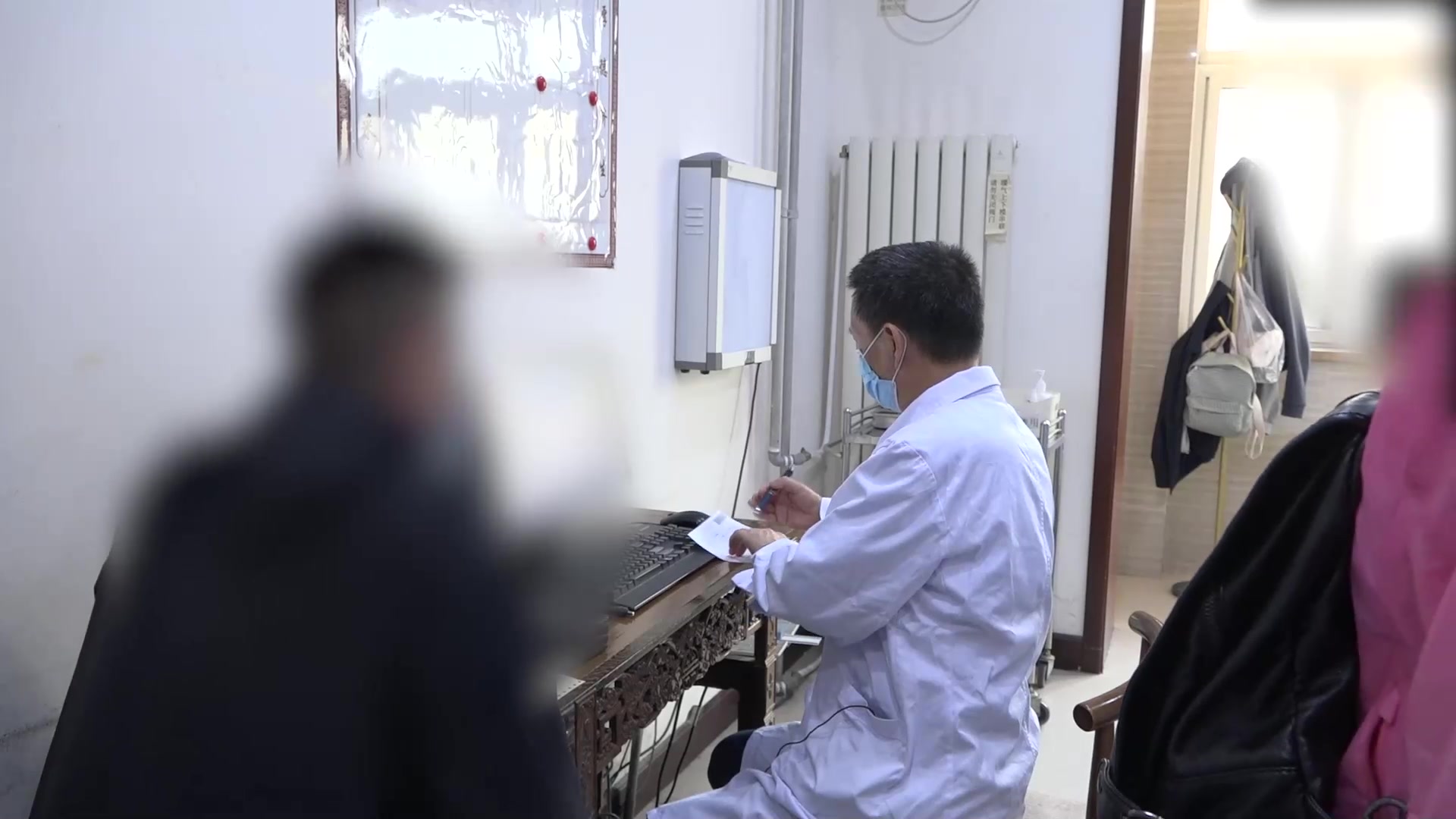 经络瘀阻伴肝郁：40岁男性全身疼痛的中药针刀综合治疗