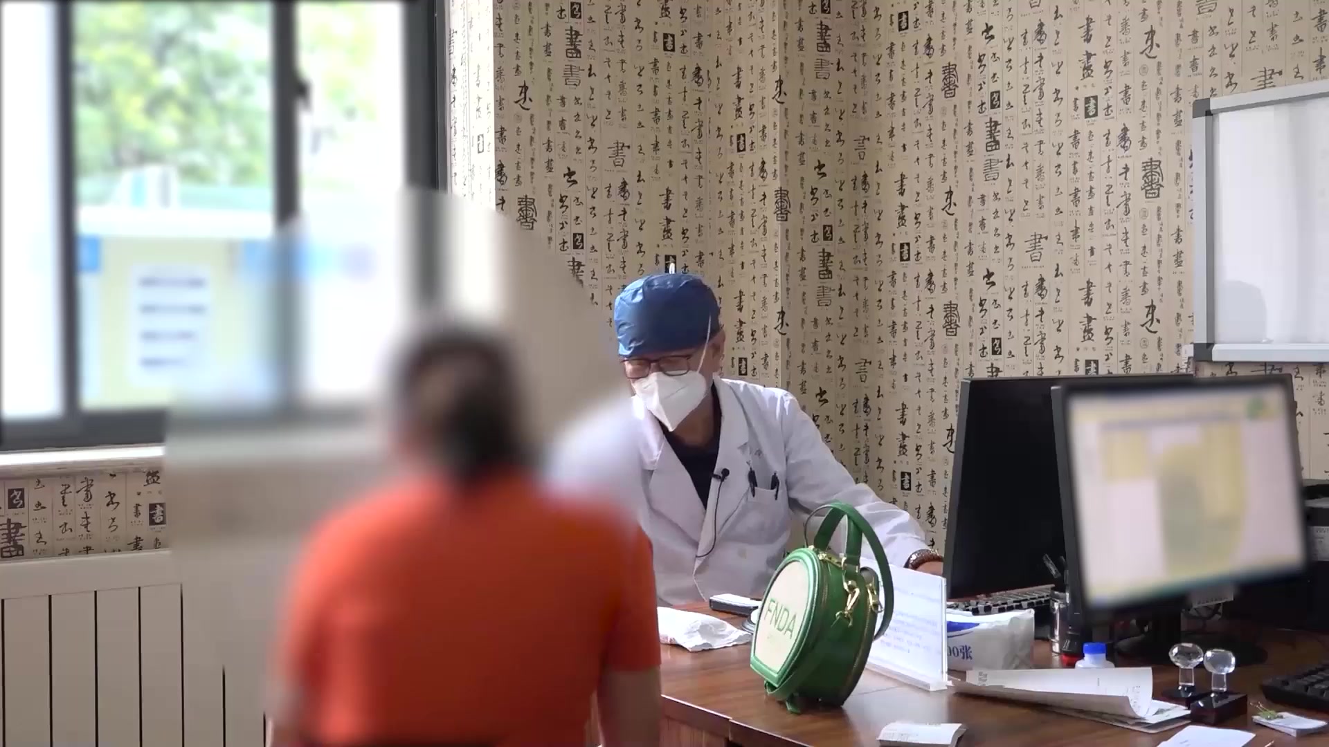 脾虚寒湿：34岁银屑病女患食生冷后胃痛胀气的温中祛湿法