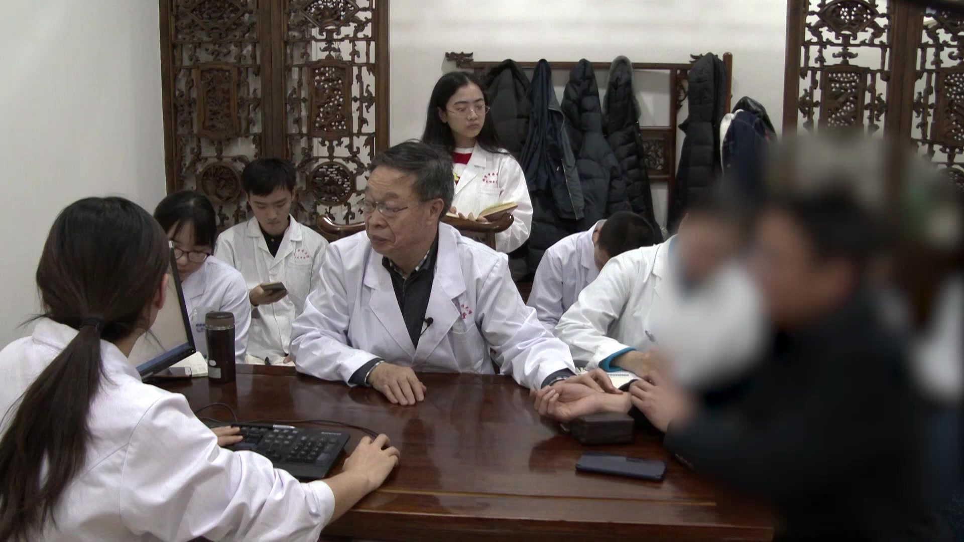 肾虚骨弱气滞：35岁男性疲劳综合征膝痛嗳气的补肾强骨法