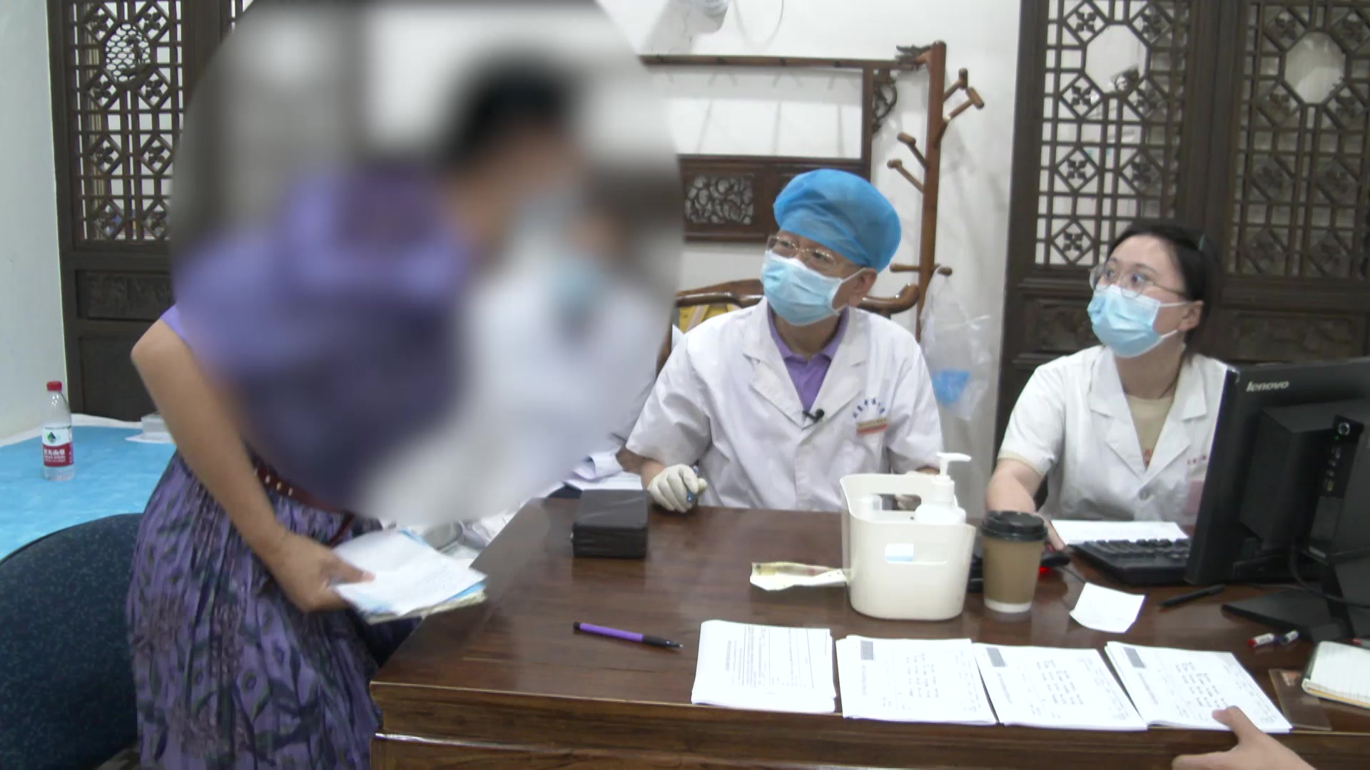 脾肾阳虚湿邪内盛：42岁女性晨泻腹胀痛连脊柱的温肾健脾升阳法