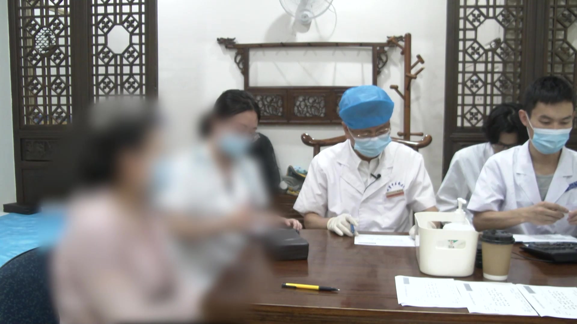 脾胃虚寒气滞血瘀：50岁女性胃脘胀痛遇冷加重的温中化瘀法