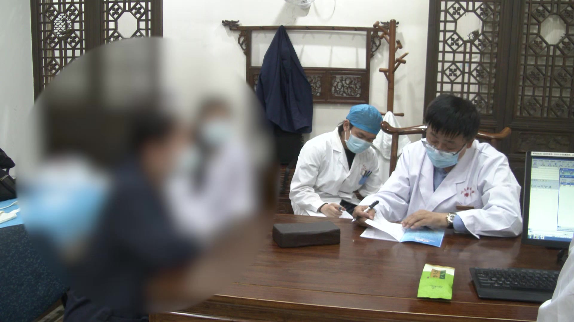 气血亏虚湿瘀阻络：47岁女甲状腺结节复诊咽痛好转多梦乏力下肢沉之调方加减