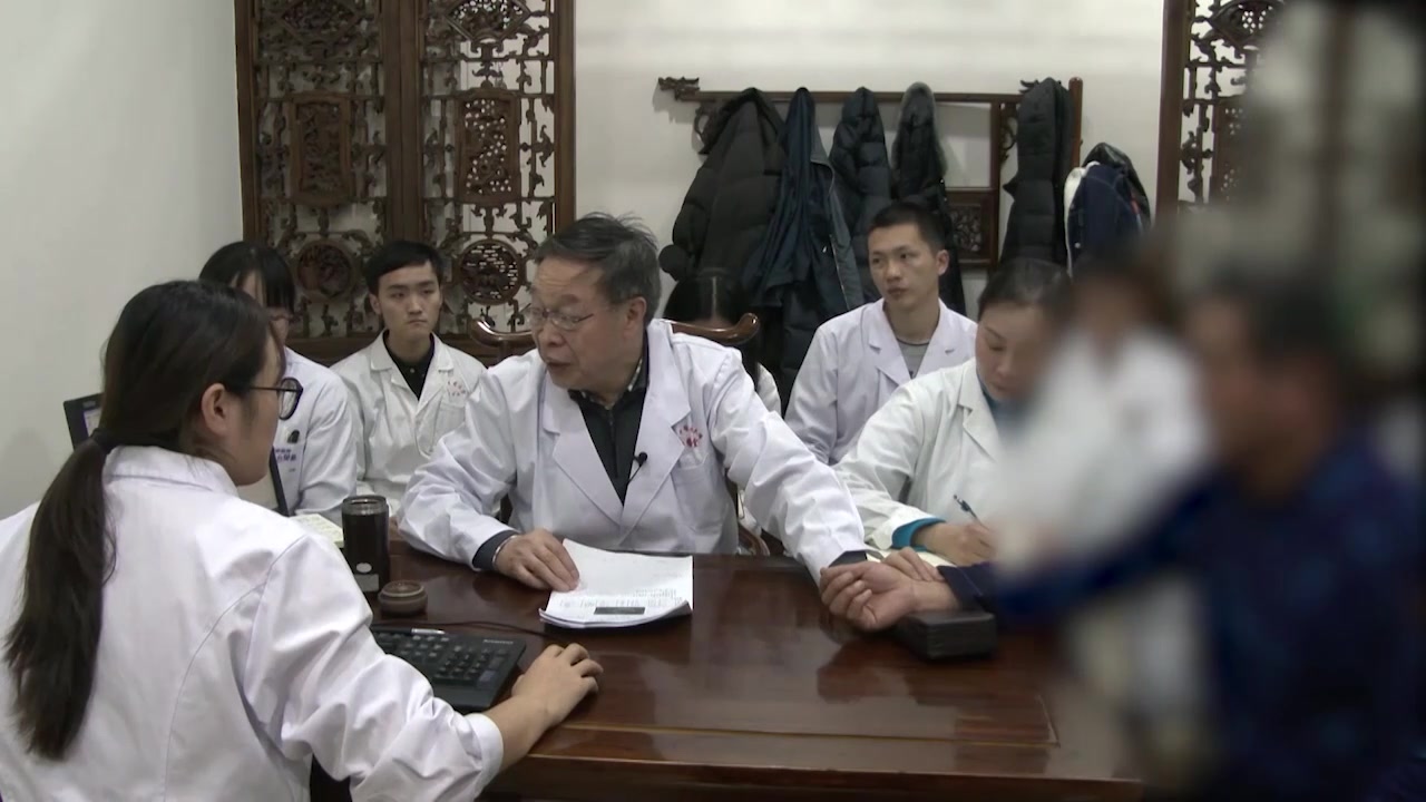 脾肾气虚水湿内停：53岁男性肾病综合征大量蛋白尿的利水消肿与饮食调控