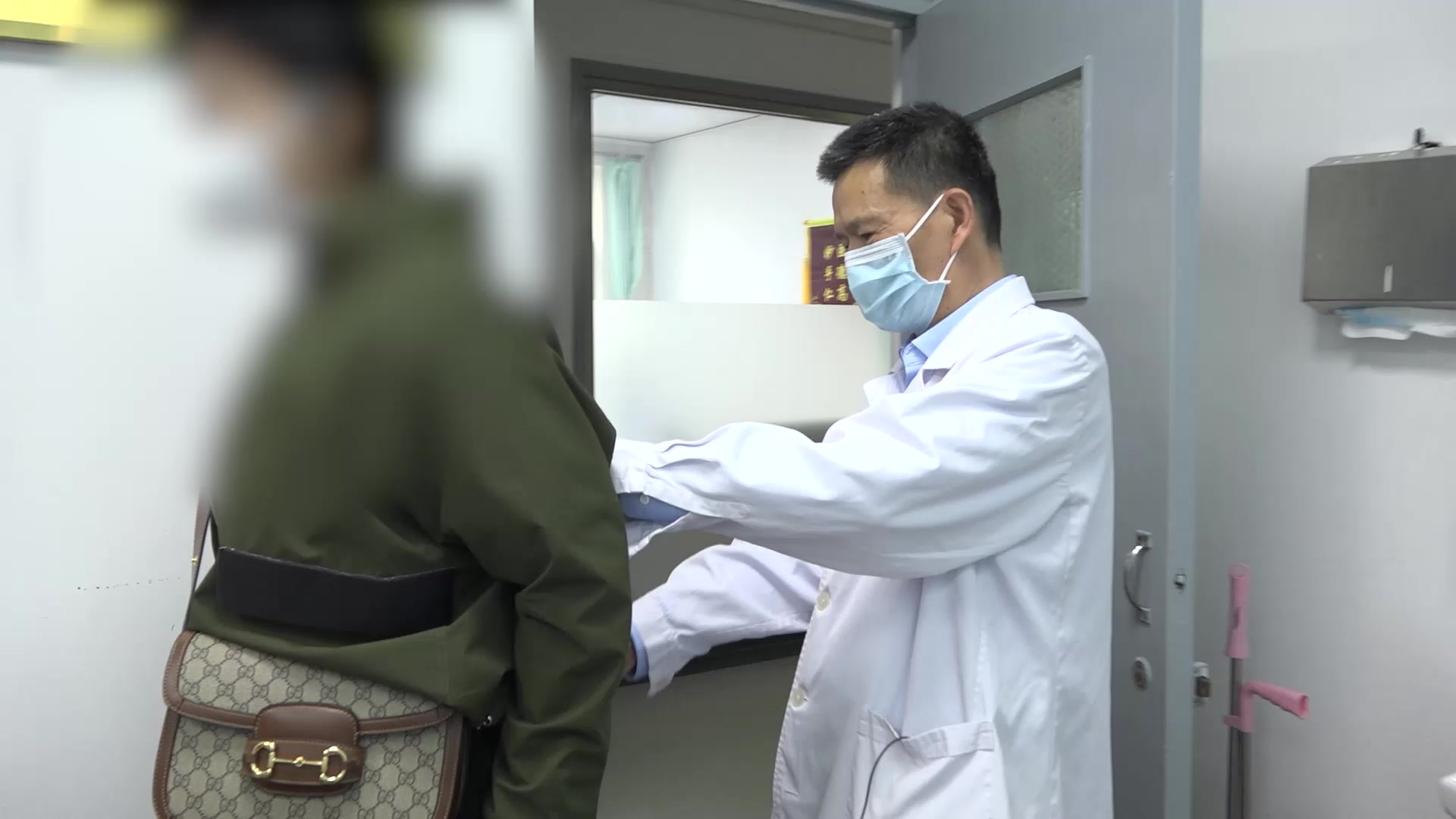 急性腰筋伤：40岁女性腰骶剧痛拒按的痛点封闭与拔罐法