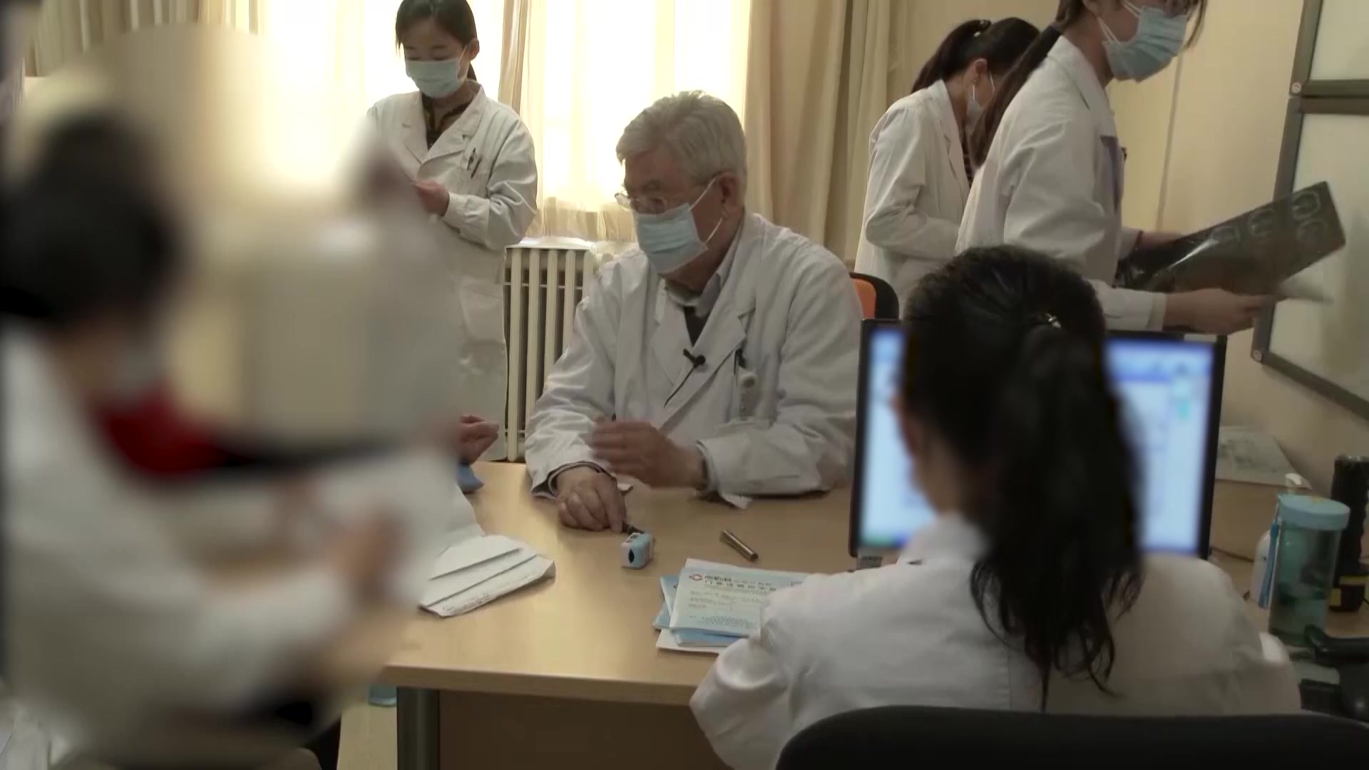 风热夹湿证：59岁肺癌靶向治疗后发热腹泻的疏风清热化湿法