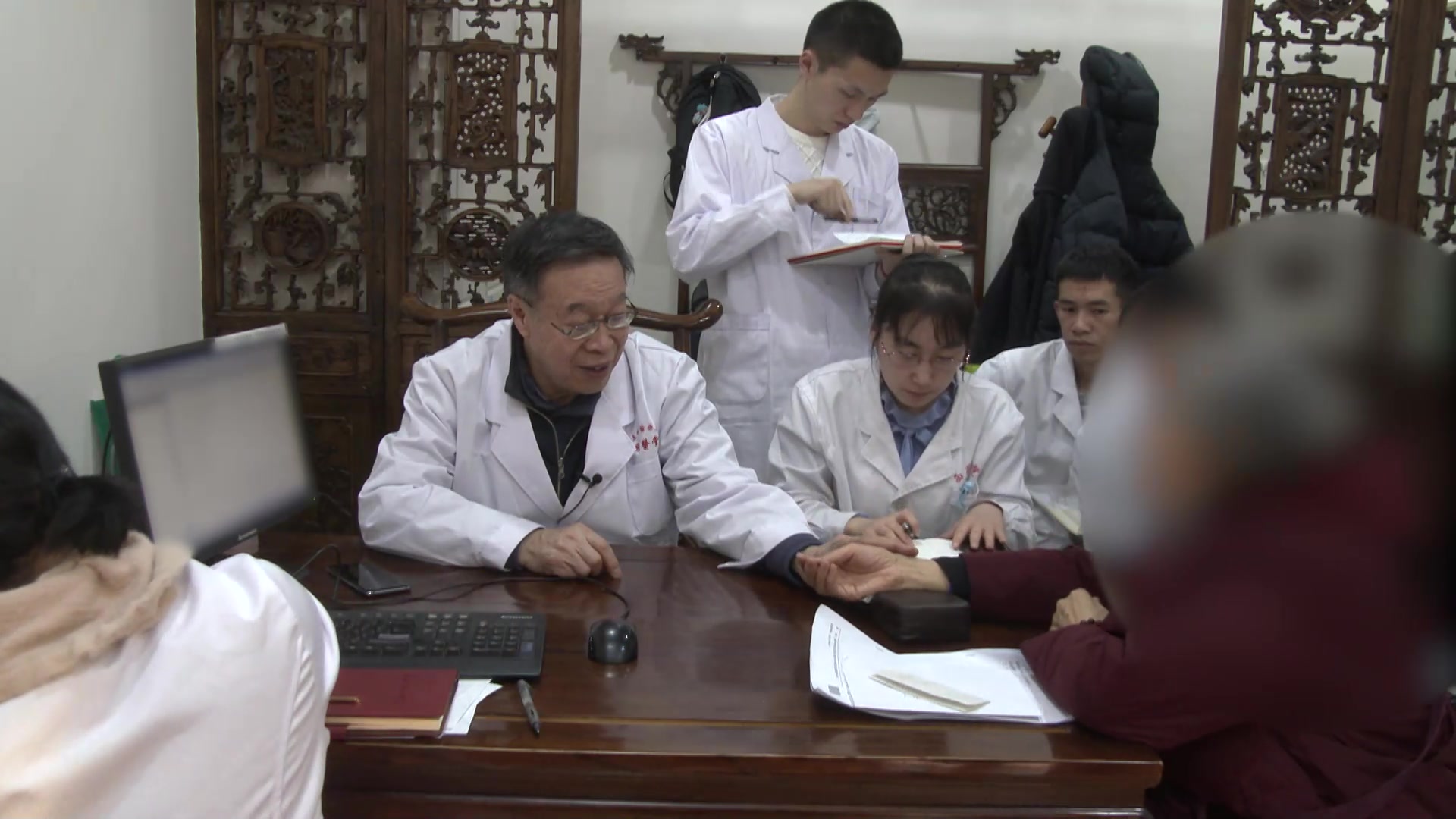 脾肾亏虚寒热错杂：61岁白细胞减少患者疲劳上火畏寒的养阴益气调治