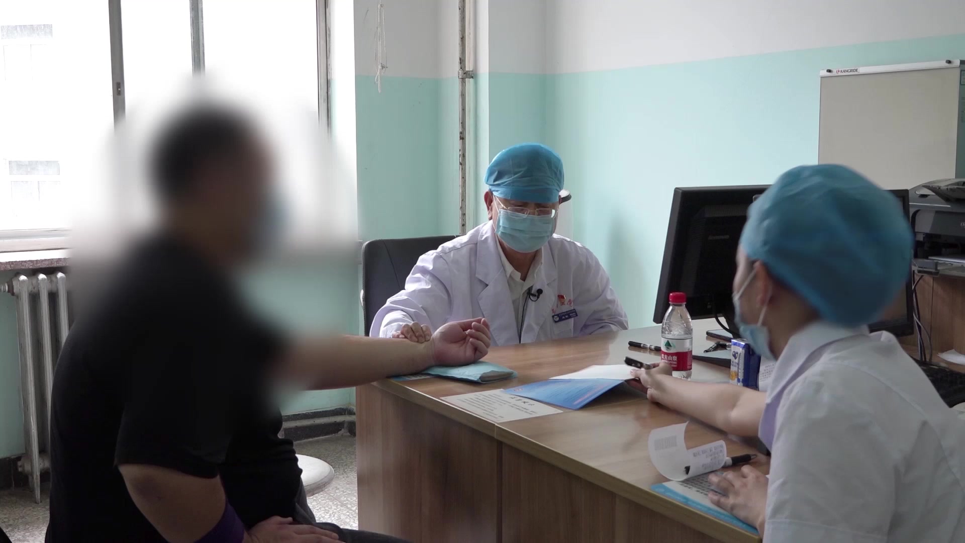 湿热瘀阻证：33岁男性下肢青筋腿臁疮不愈的局部检查与调护