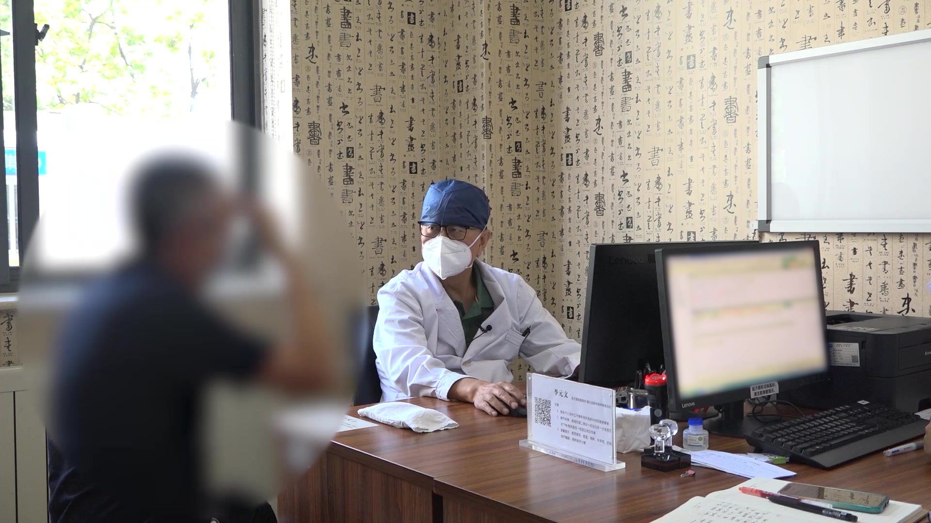 肝肾不足气血亏虚兼痰湿热毒：41岁男性额部晚发型痤疮的内外合治