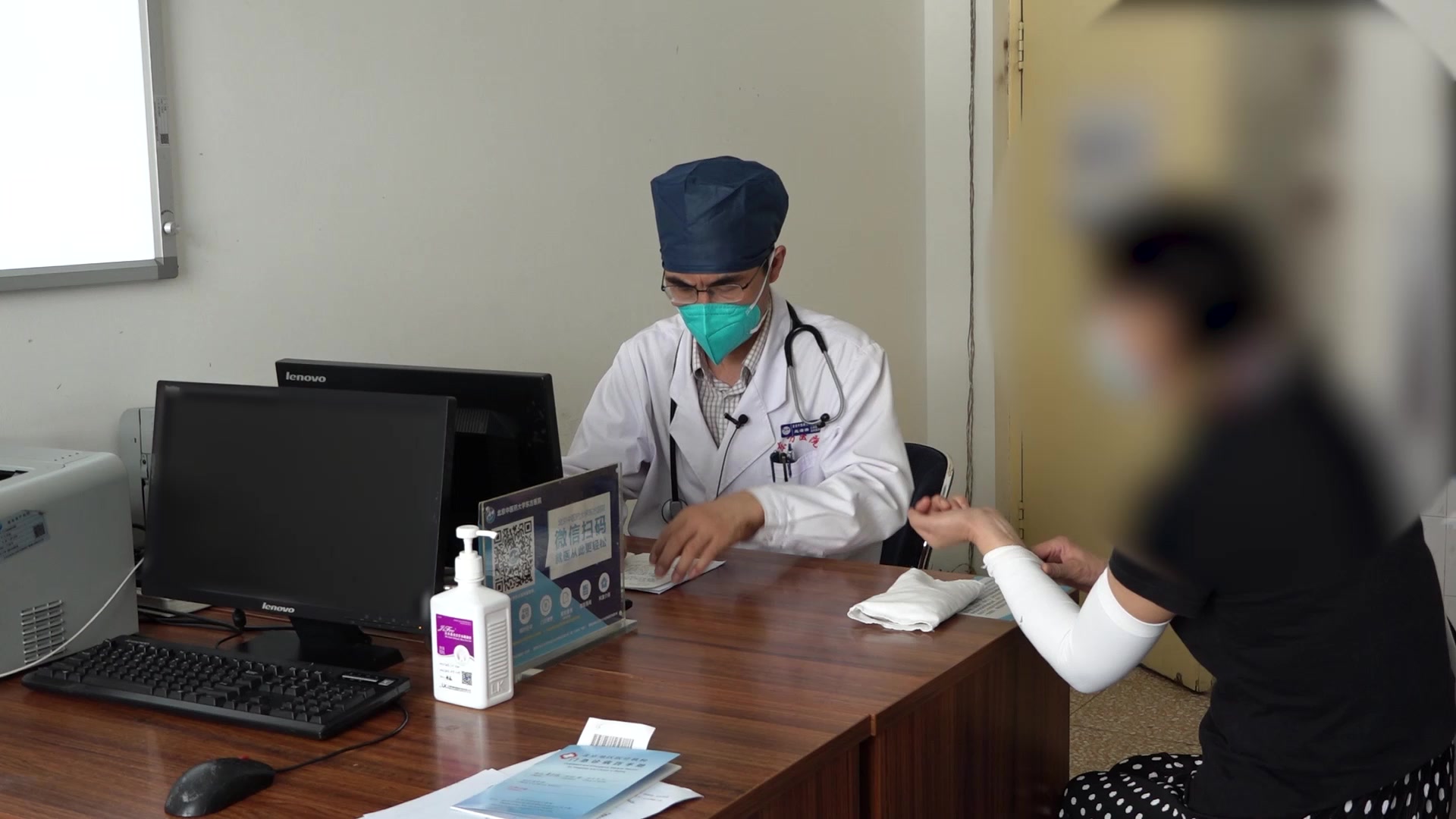 阴虚湿热扰心：58岁女性耳鸣失眠头蒙的养阴清热利湿法