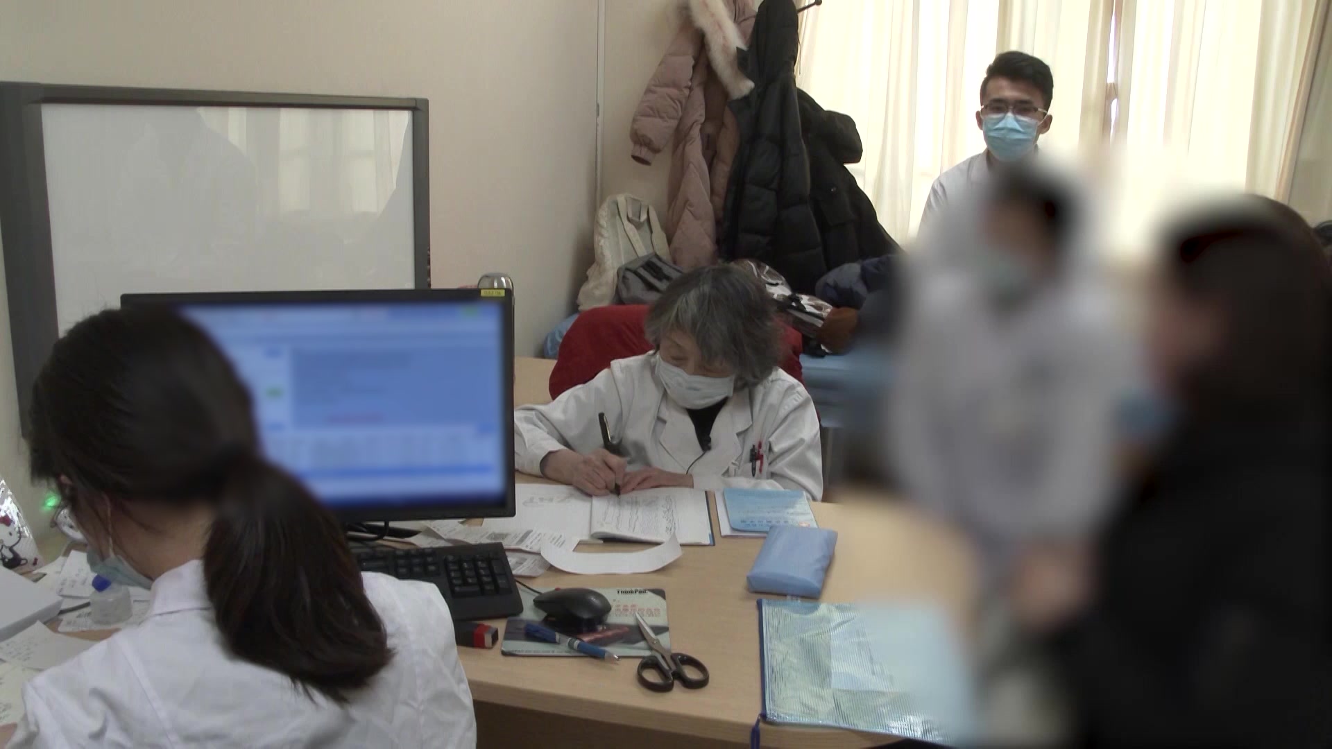 感冒后肝肾亏虚风湿痹阻：37岁女性左背疼痛的补肝肾祛风湿法