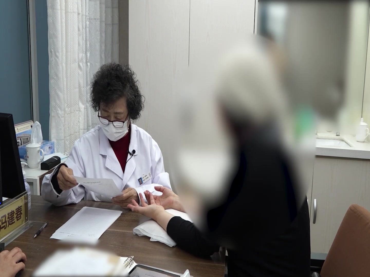 肝胆湿热证：55岁女右上腹胀痛反酸失眠的清热利湿和胃安神法