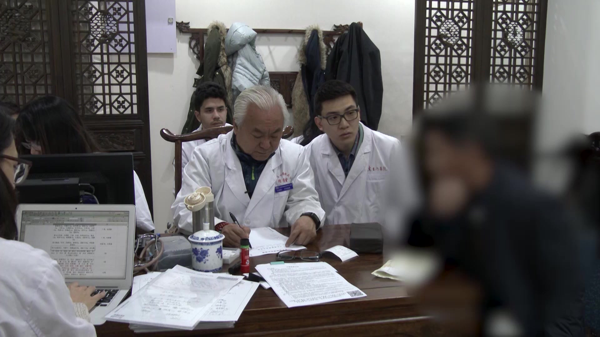 胆热脾虚上热下寒：45岁男性慢性胃炎食后泄泻的清上温下法