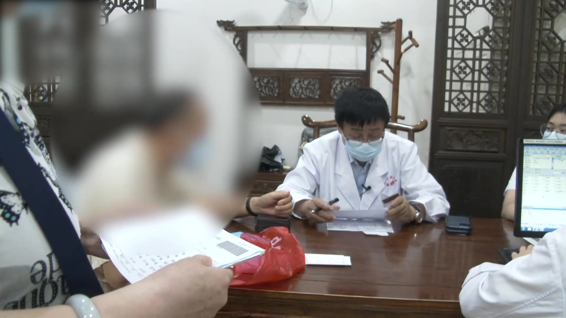 湿浊上扰肝气不舒：51岁糖尿病高尿酸血症瘿瘤患者定时头晕的调和尿酸止晕法