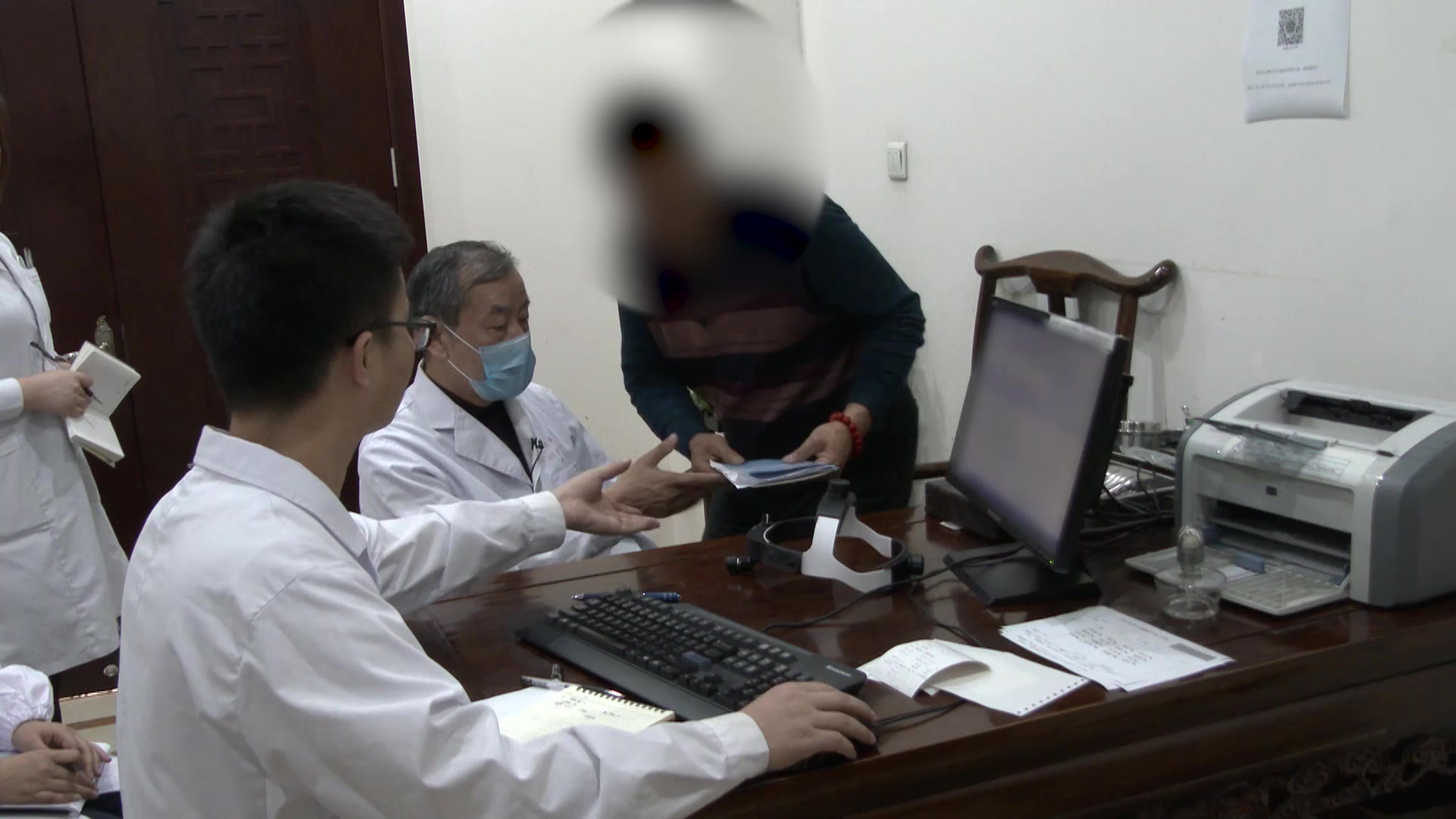肝火上扰证：63岁男性左耳胀闭4月余的清肝开窍法