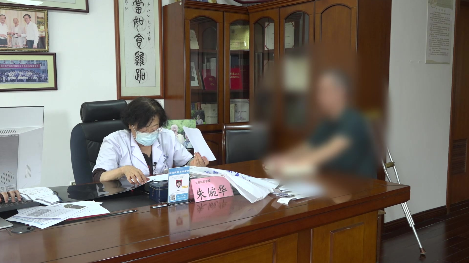 经脉瘀阻：56岁大偻患者头沉重低压高的针灸调脊通络法