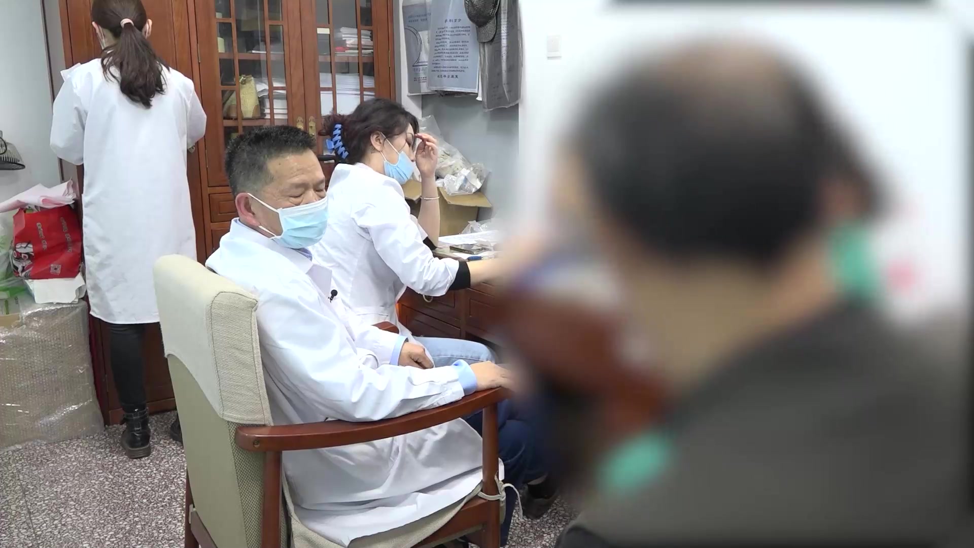 督脉瘀滞阳明经痹：60岁男性腰椎间盘突出电击样腿痛的针刀松解治疗