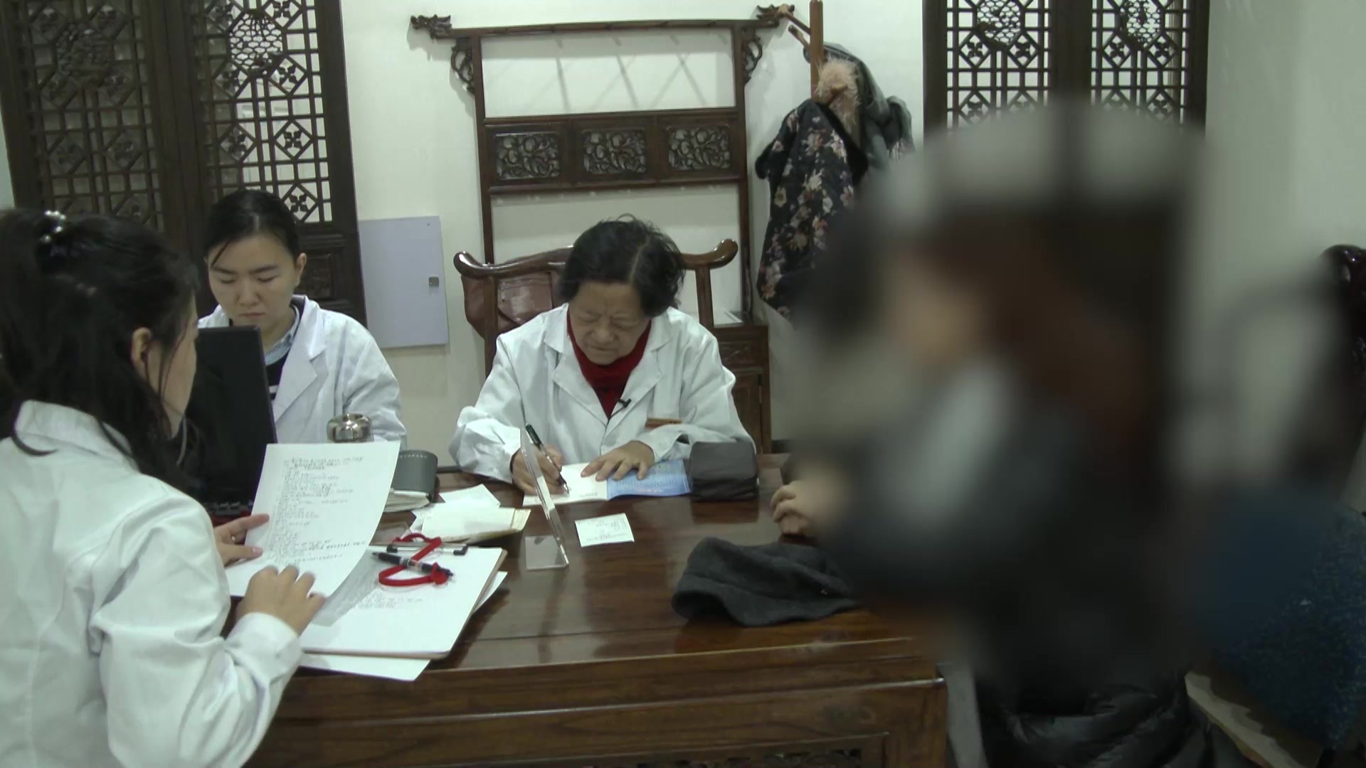 脾虚湿蕴冲任不固：44岁女性月经延长2年伴排卵期腹痛的健脾化湿法