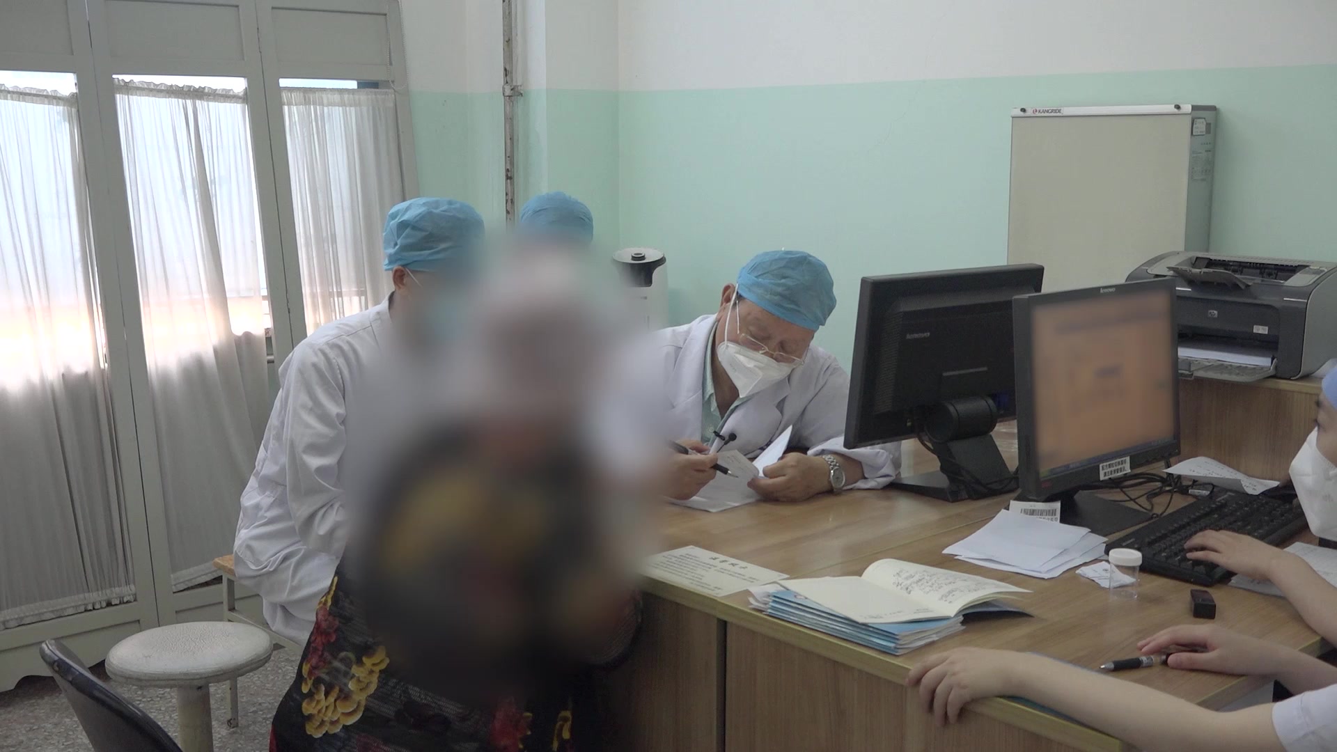 阳虚寒凝、血瘀阻络：71岁女性左膝酸痛加重，兼失眠高血压的温经散寒通络复诊
