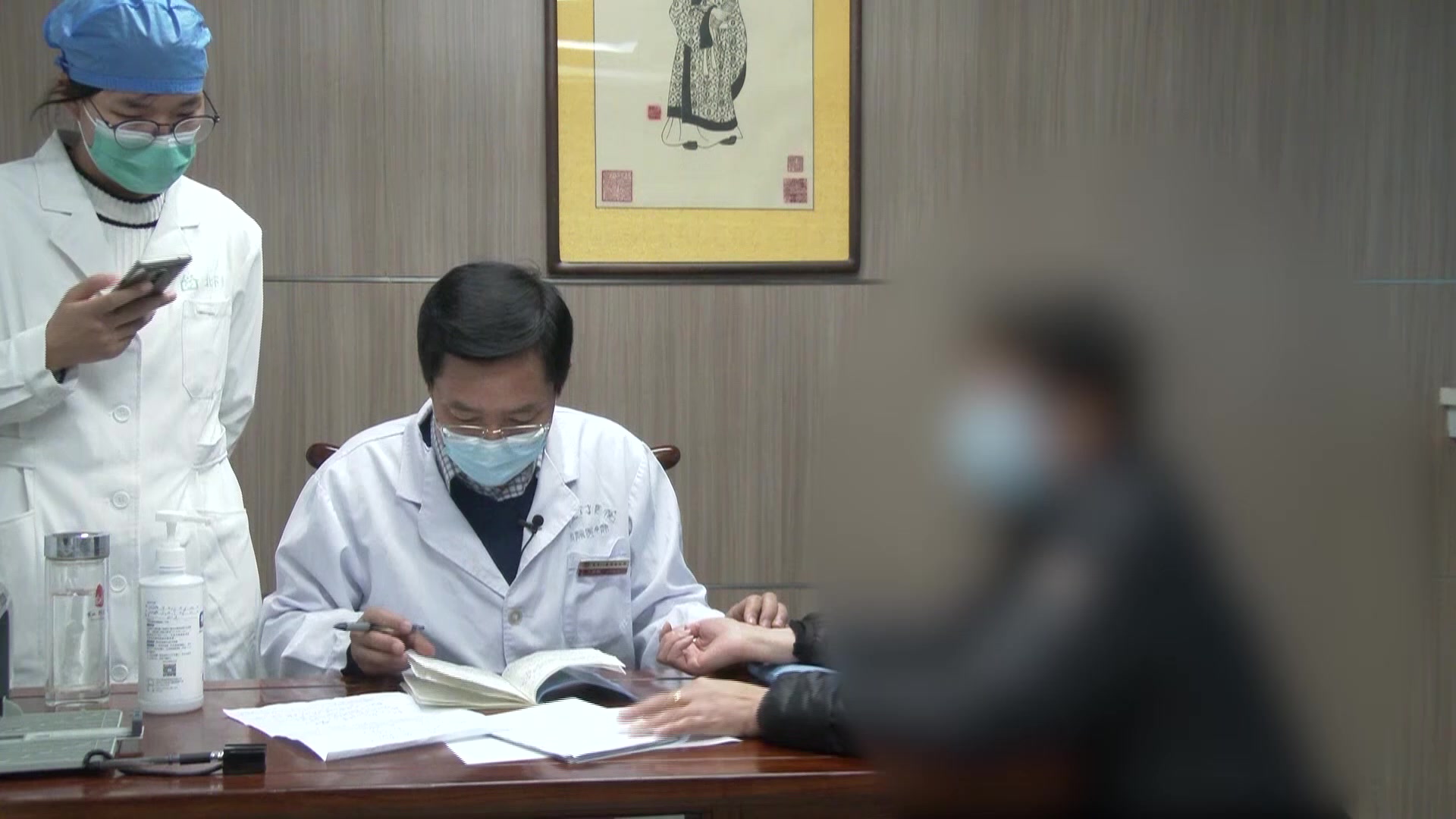 湿浊内停：46岁慢性肾功能不全患者大便粘腻的加味通腑调理