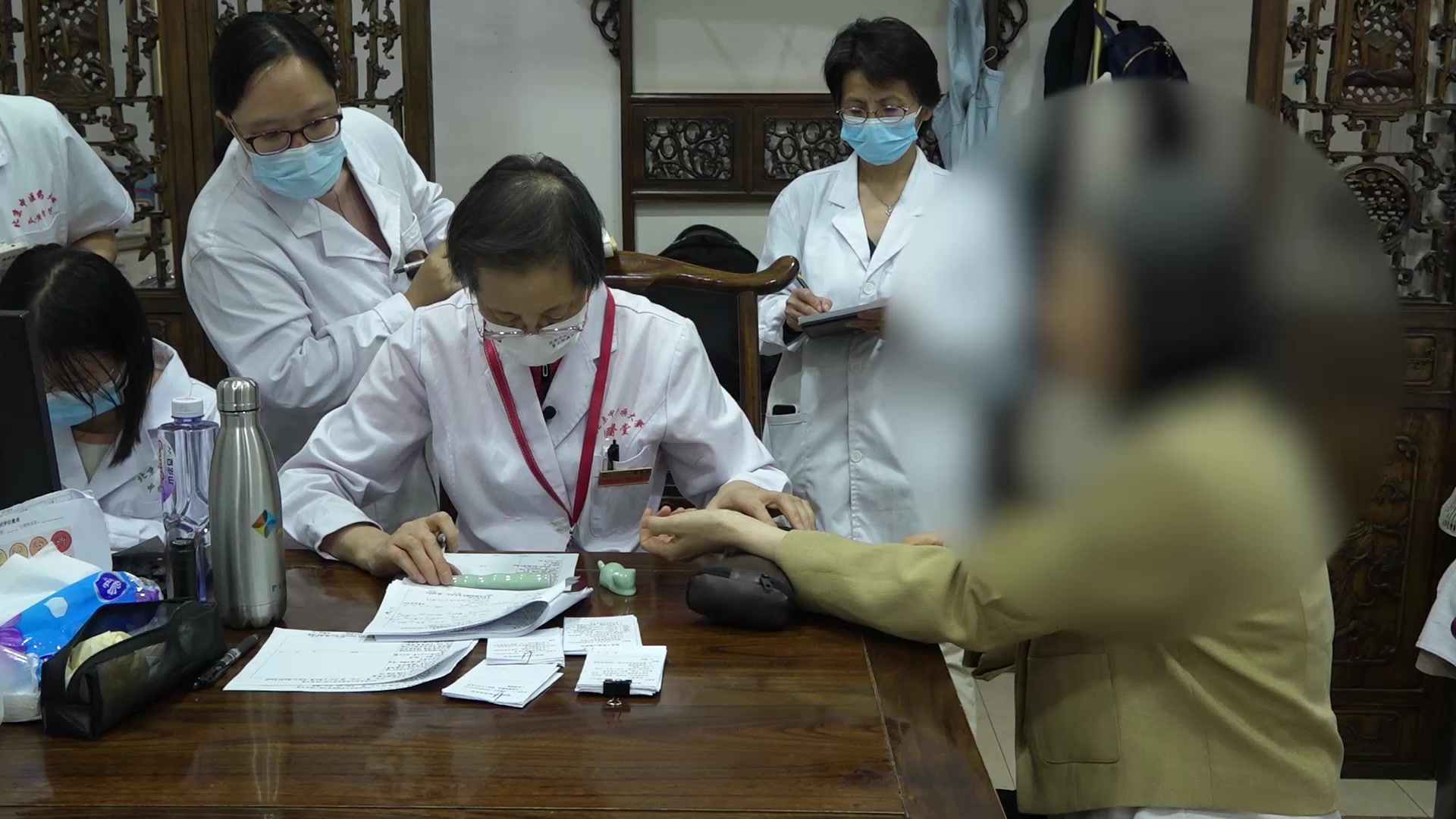 阴虚火旺肝郁血瘀：53岁女性围绝经期烘热汗出的柔肝养心化瘀除蒸法