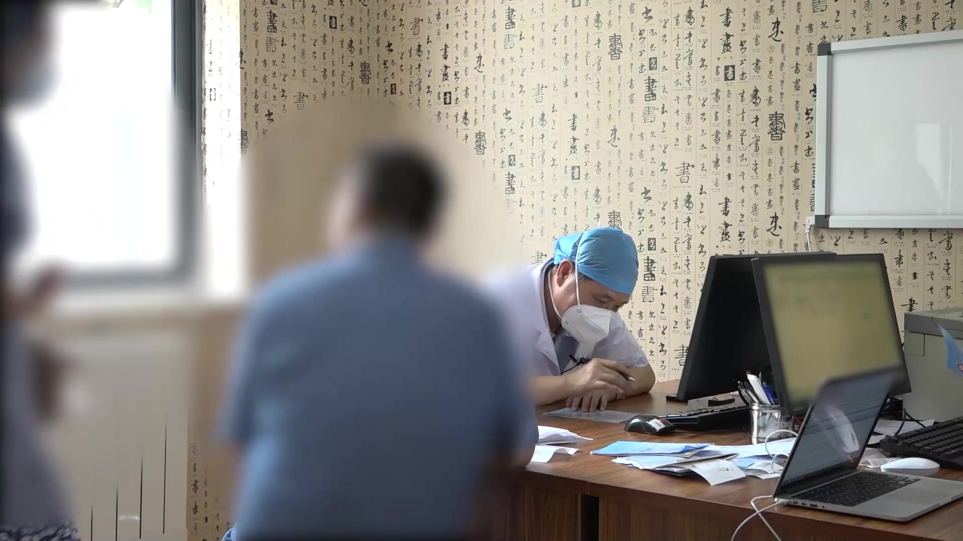 脾阳虚失于温煦：43岁男性遇凉腹泻伴脚凉失眠的温中健脾与运动升阳法