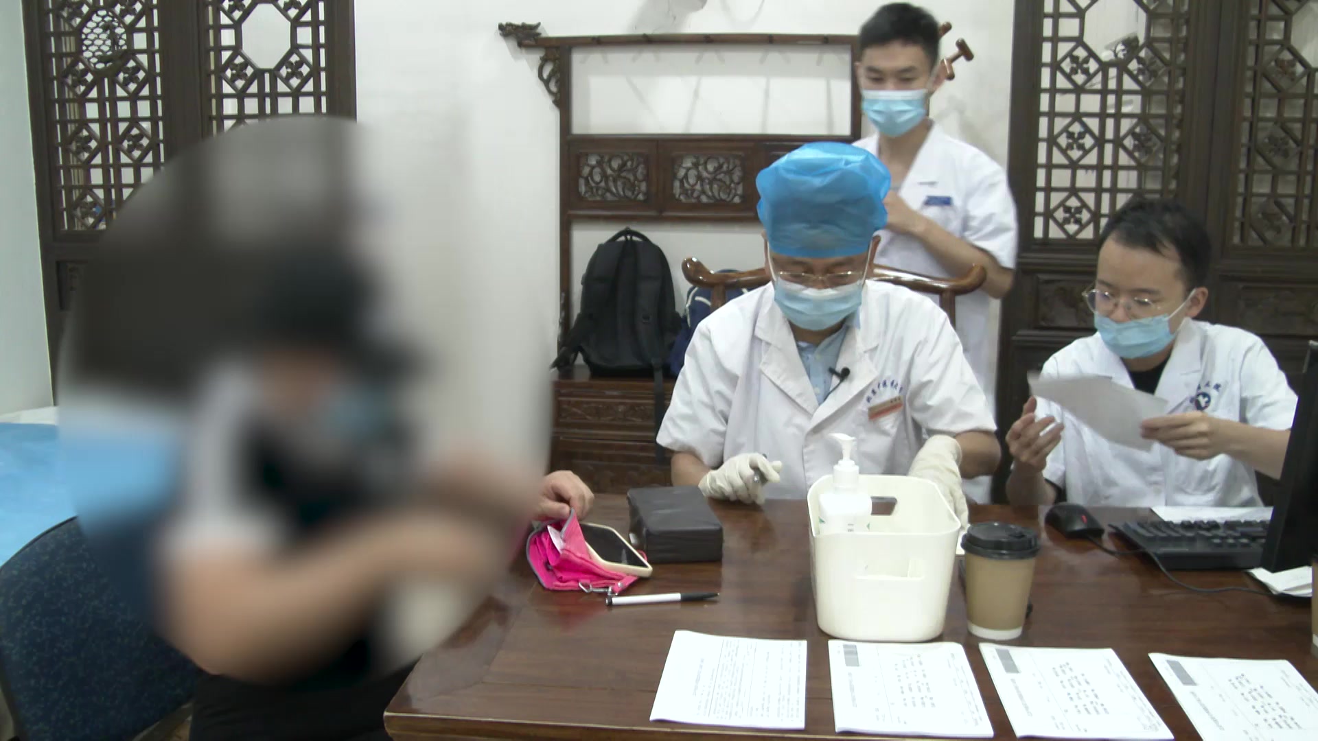 肝郁脾虚湿热瘀阻：44岁郁病患者膝痛手胀带下的通络化湿法