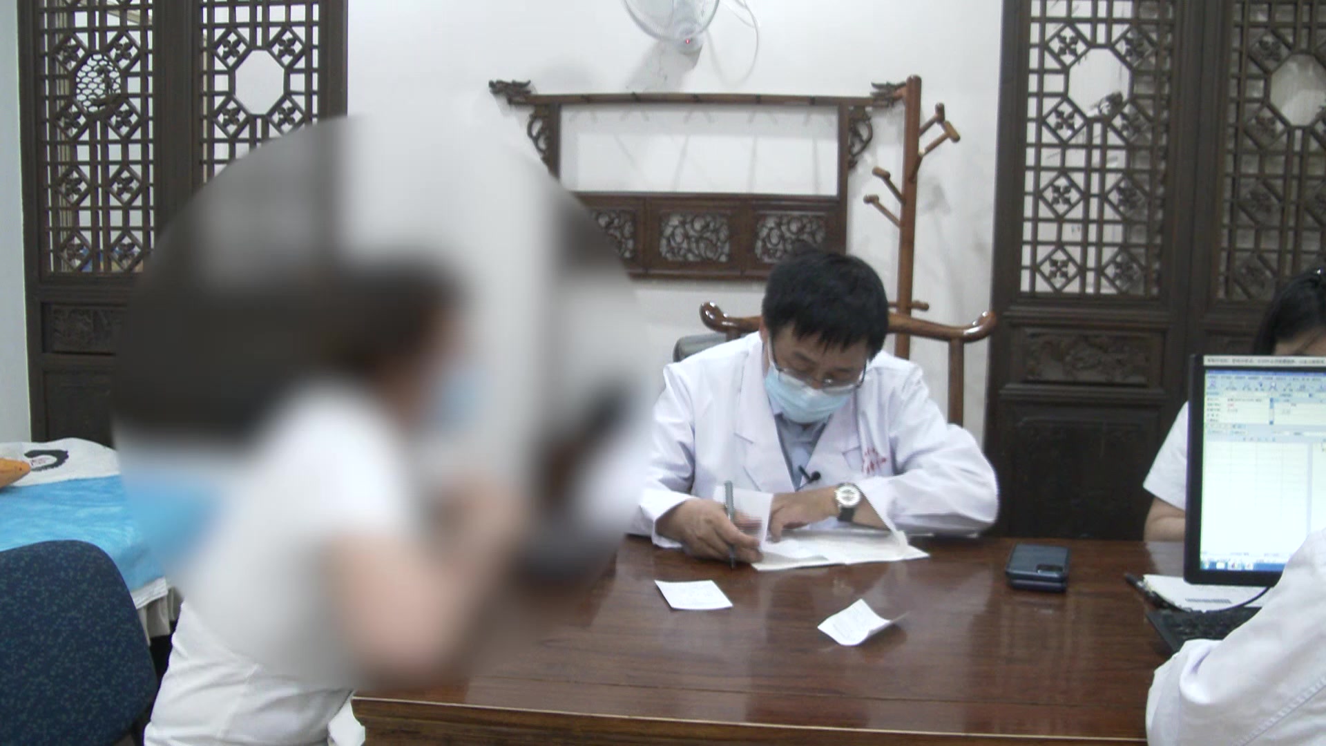 痰气郁结兼暑湿外侵：43岁瘿瘤患者多汗的季节性调方