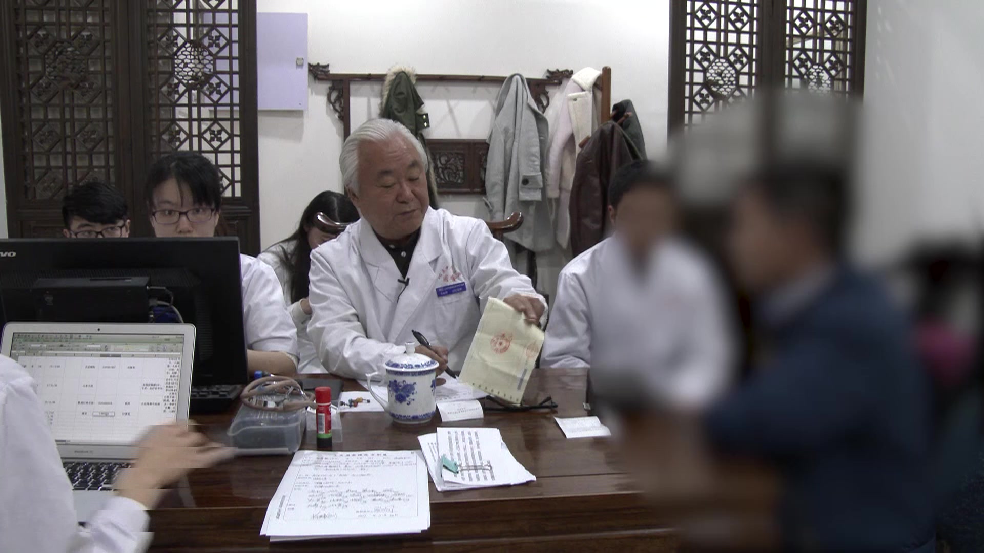 胃气不降痰气互结：33岁男性感冒后心下痞满咽炎3年的降逆开痞法