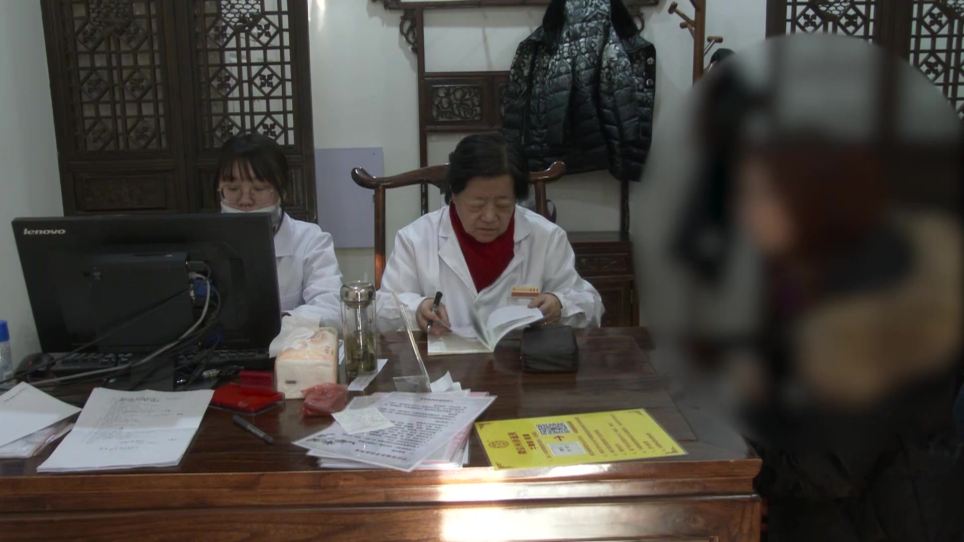脾虚湿蕴冲任不固：44岁女性月经延长伴排卵期出血的健脾化湿调周法