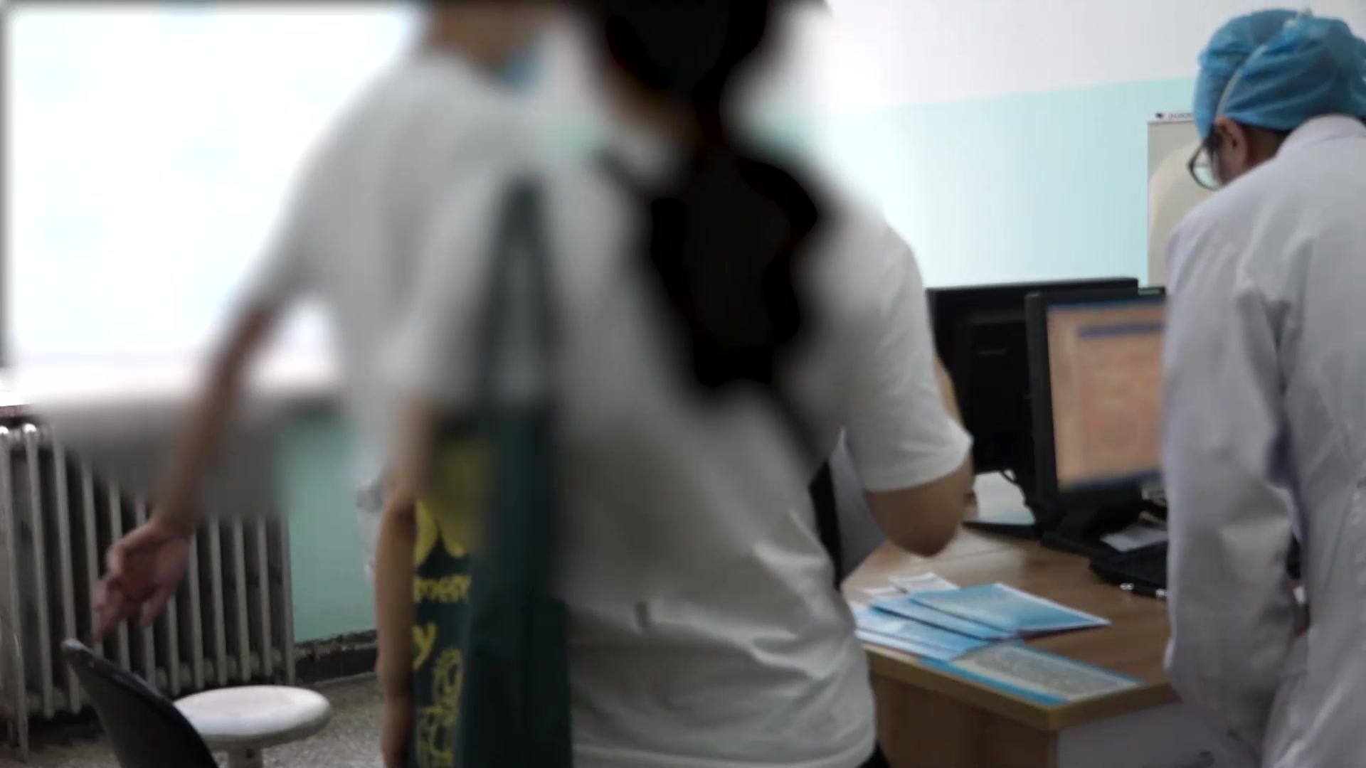 湿热内阻：46岁男性毛囊炎痤疮复诊，额部减轻后枕部余邪未尽