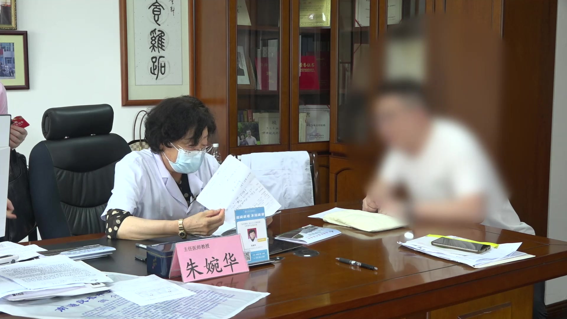 肾督亏虚痰瘀痹阻：35岁强直性脊柱炎患者腰背痛的八段锦与中成药治疗