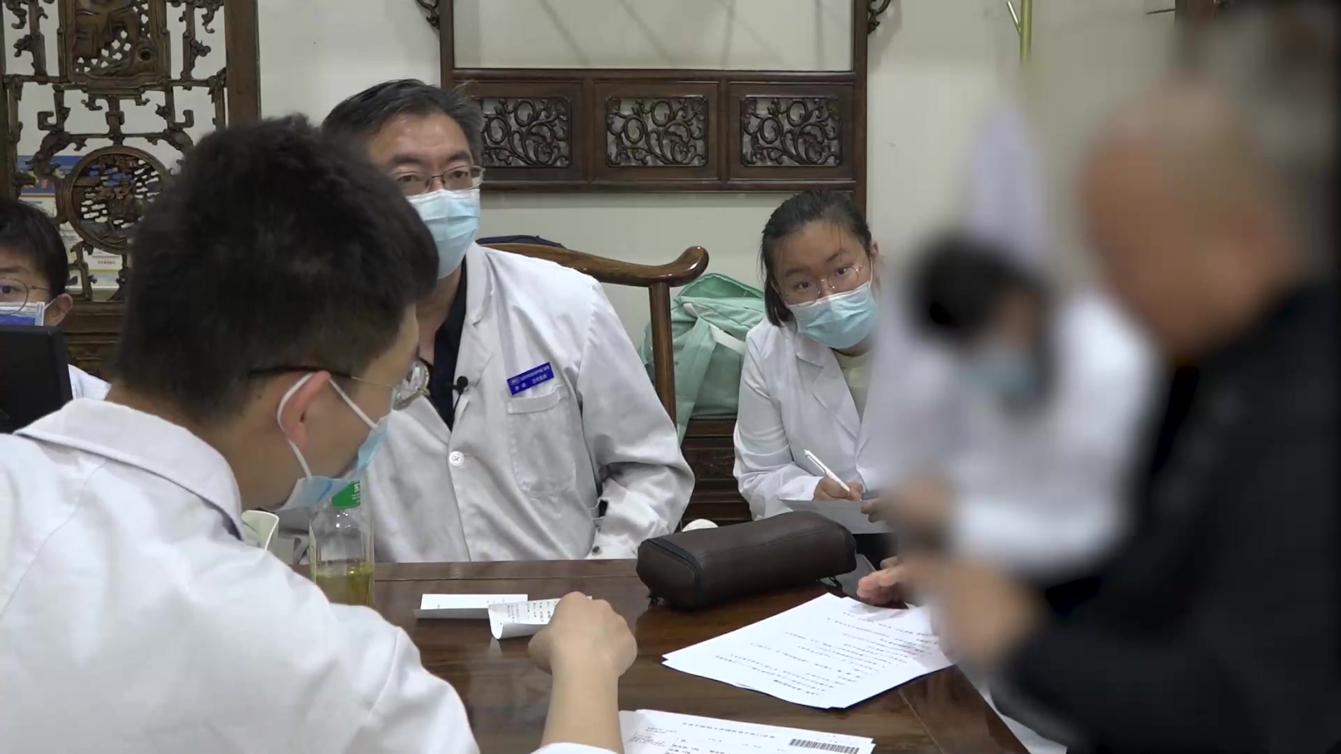 脾肾阳虚胆热上扰：50岁男性畏寒后背凉便溏的温阳清胆法